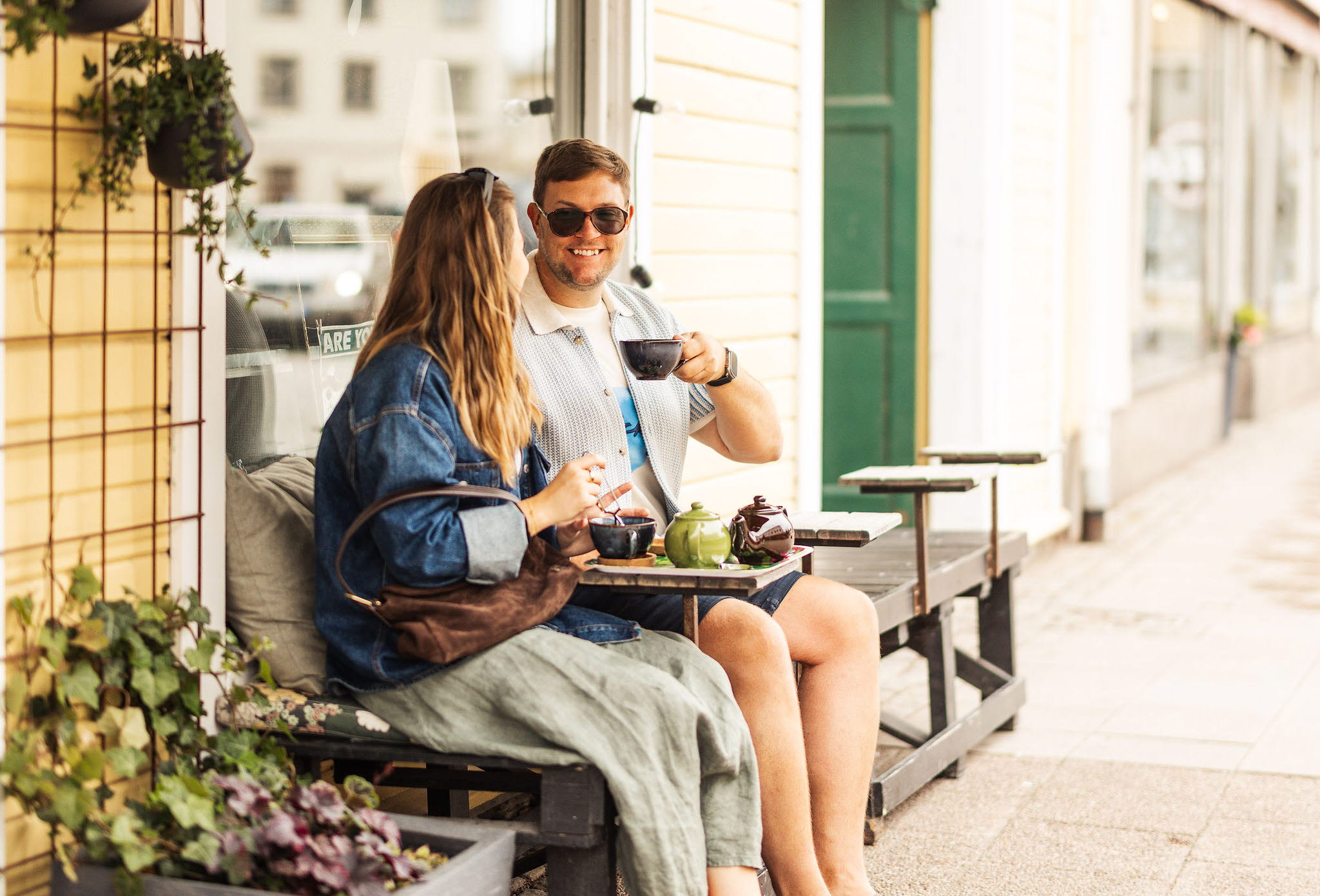 En grupp personer upplever Hjo tillsammans med mat och dryck, fika och shopping