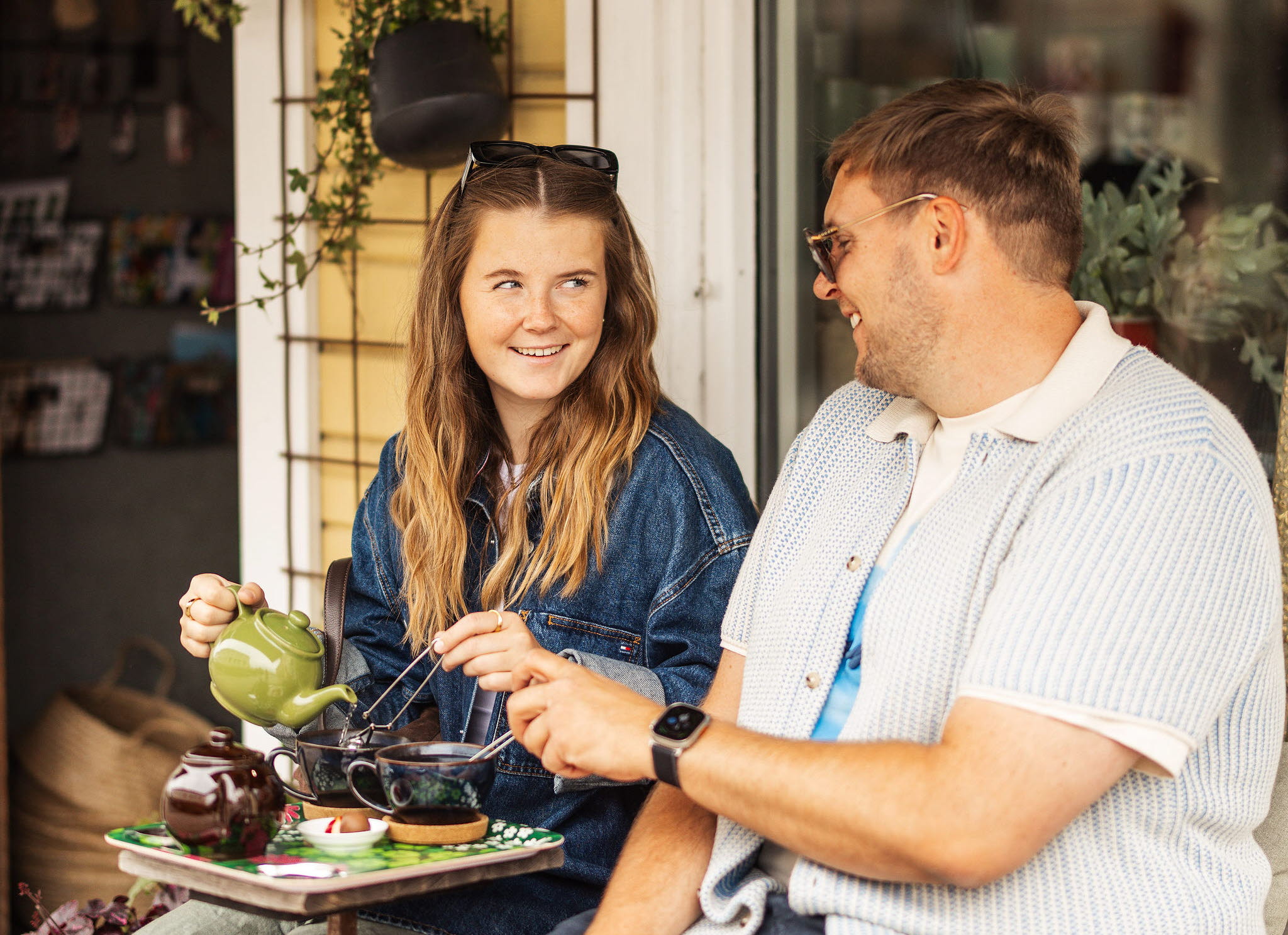 En grupp personer upplever Hjo tillsammans med mat och dryck, fika och shopping