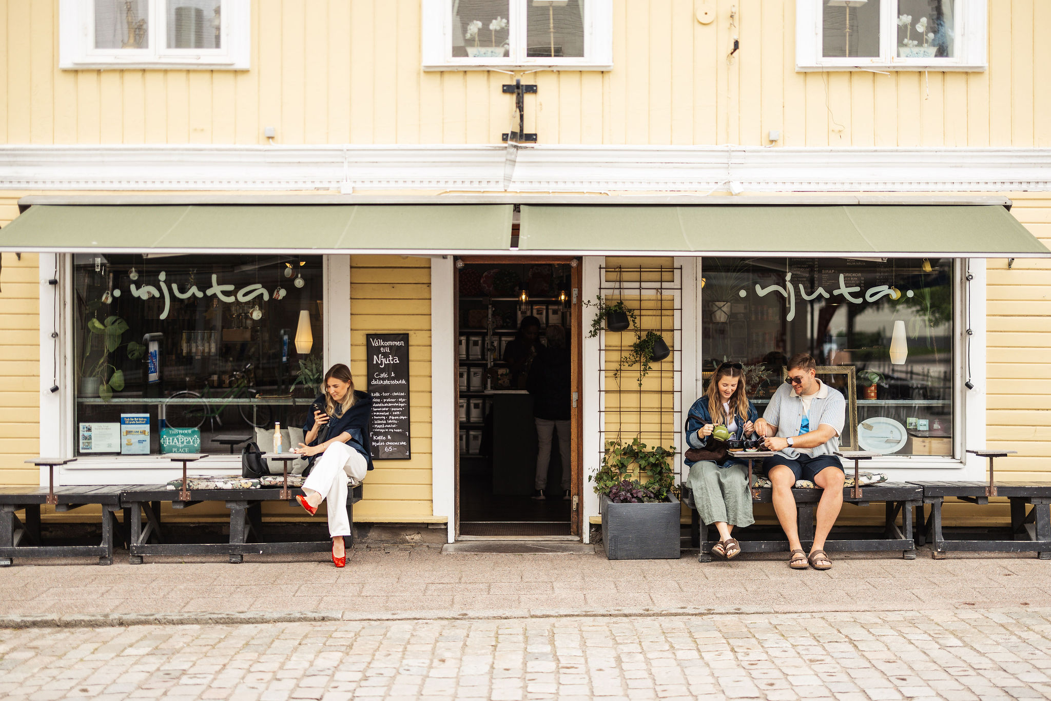 En grupp personer upplever Hjo tillsammans med mat och dryck, fika och shopping