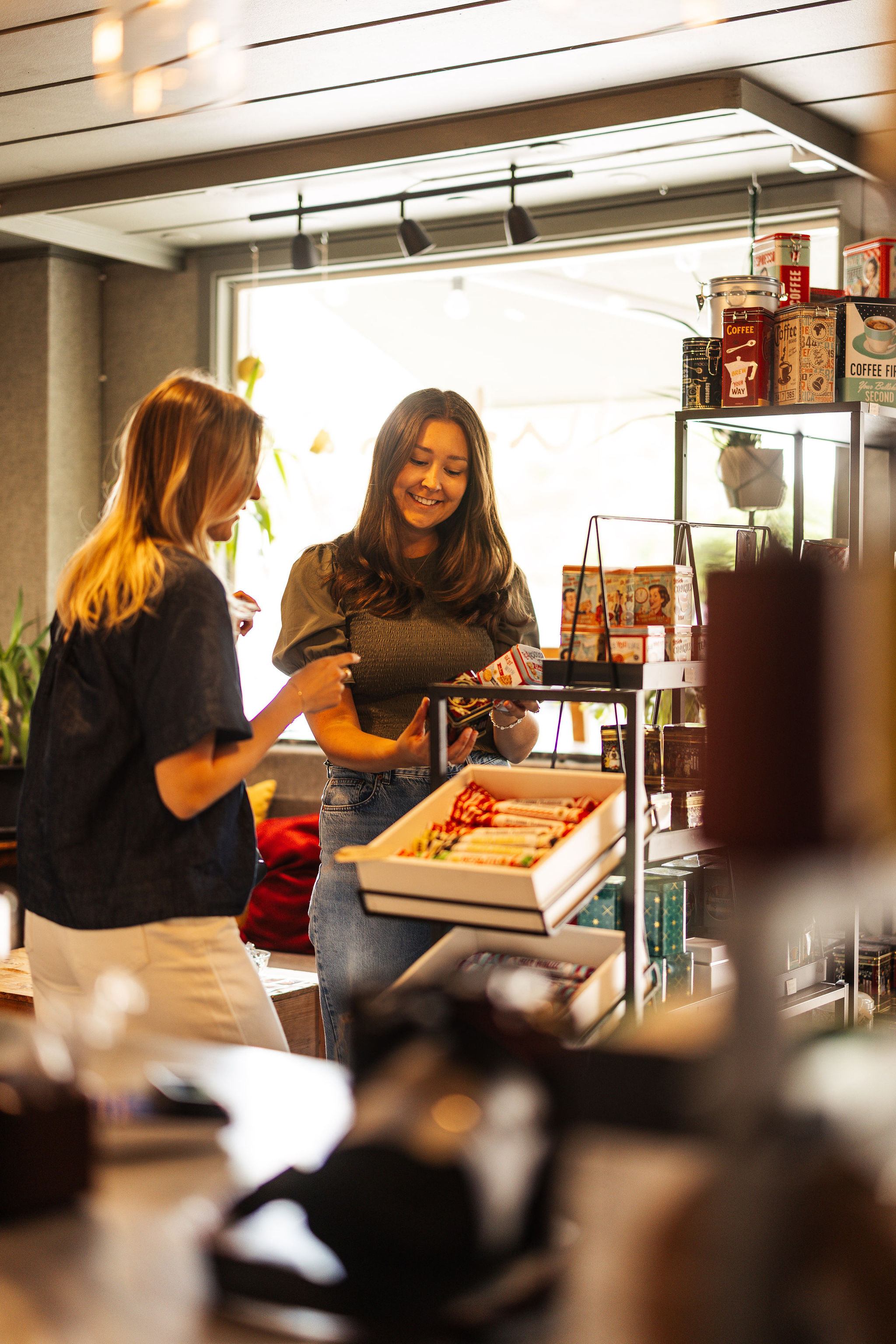 En grupp personer upplever Hjo tillsammans med mat och dryck, fika och shopping