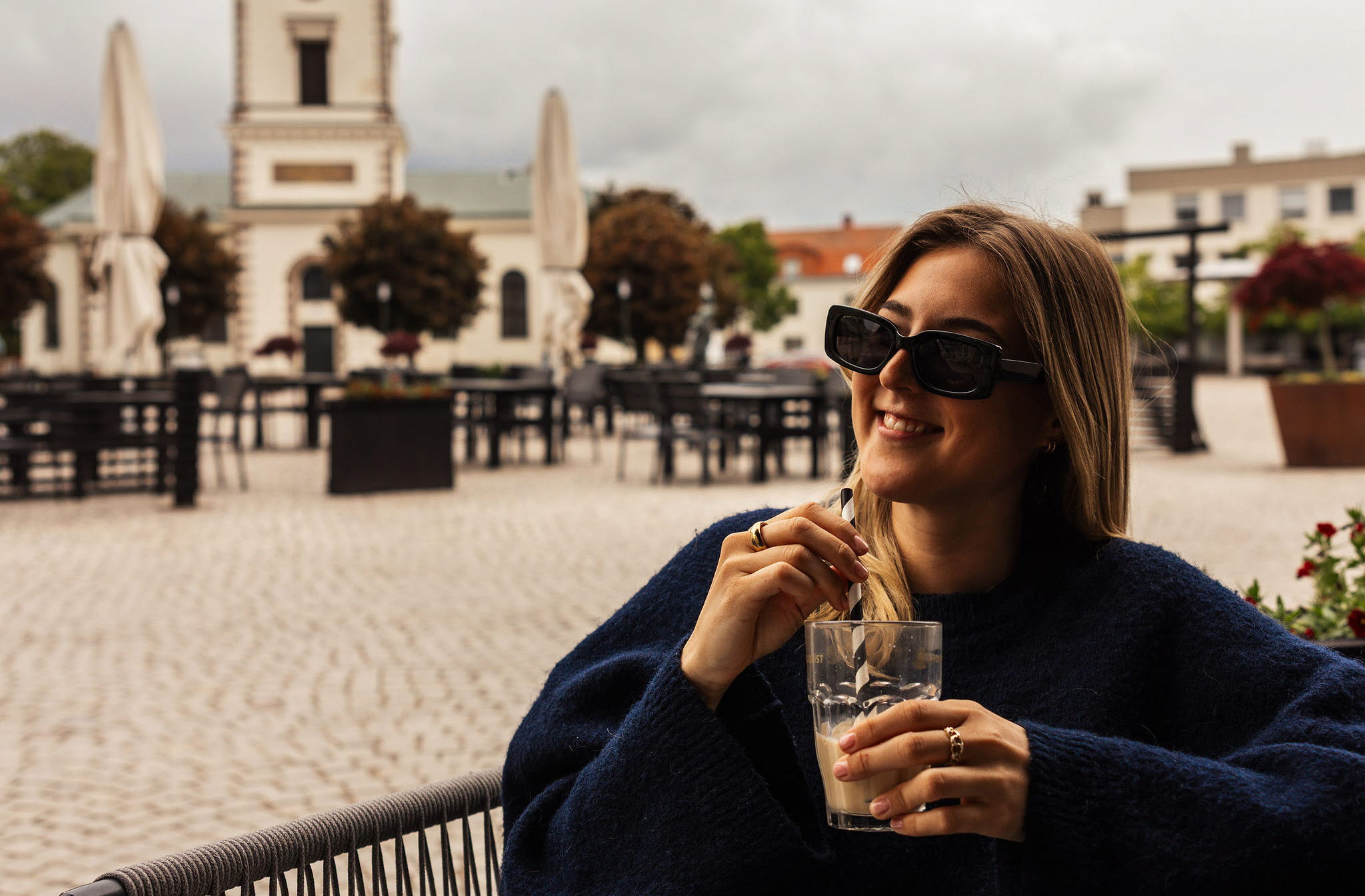 En grupp personer upplever Hjo tillsammans med mat och dryck, fika och shopping