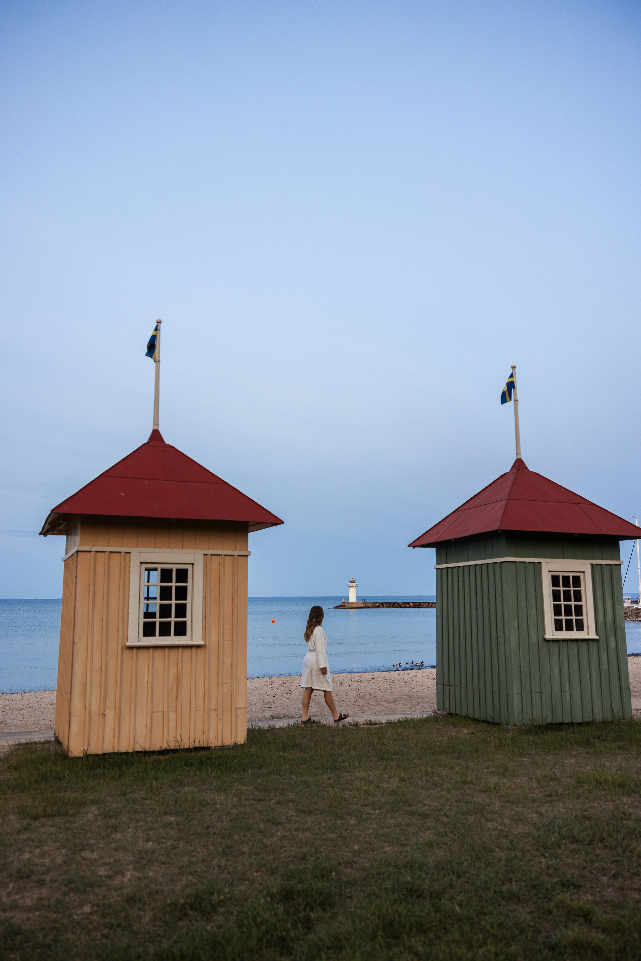 En grupp personer njuter av bastun vid Vätterns strand i Hjo