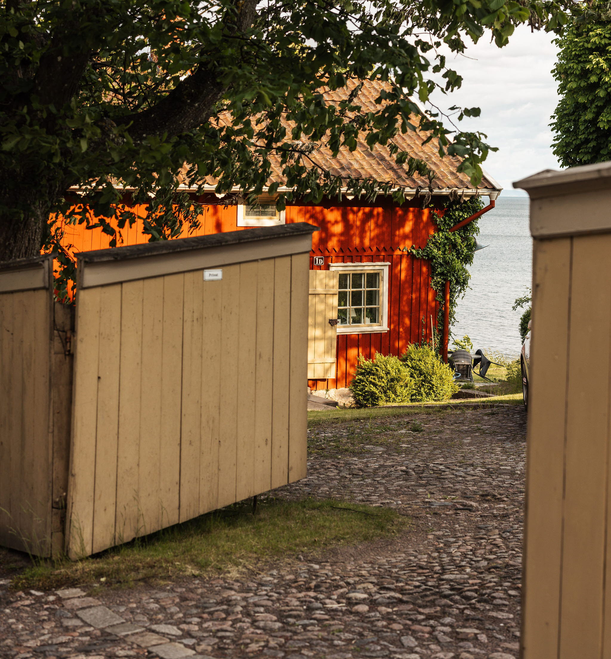 En grupp personer upplever Hjo tillsammans med mat och dryck, fika och shopping