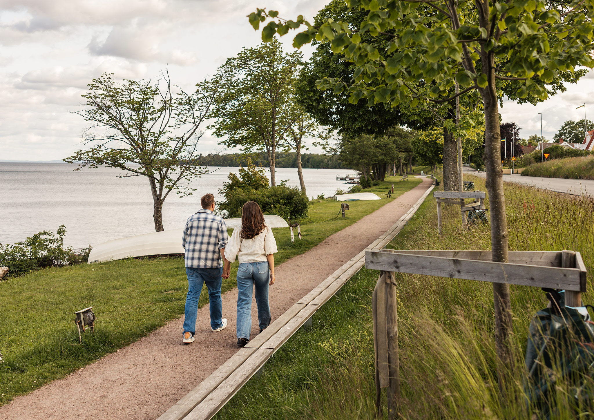 Långbänken längs Strandpromenaden i Hjo
