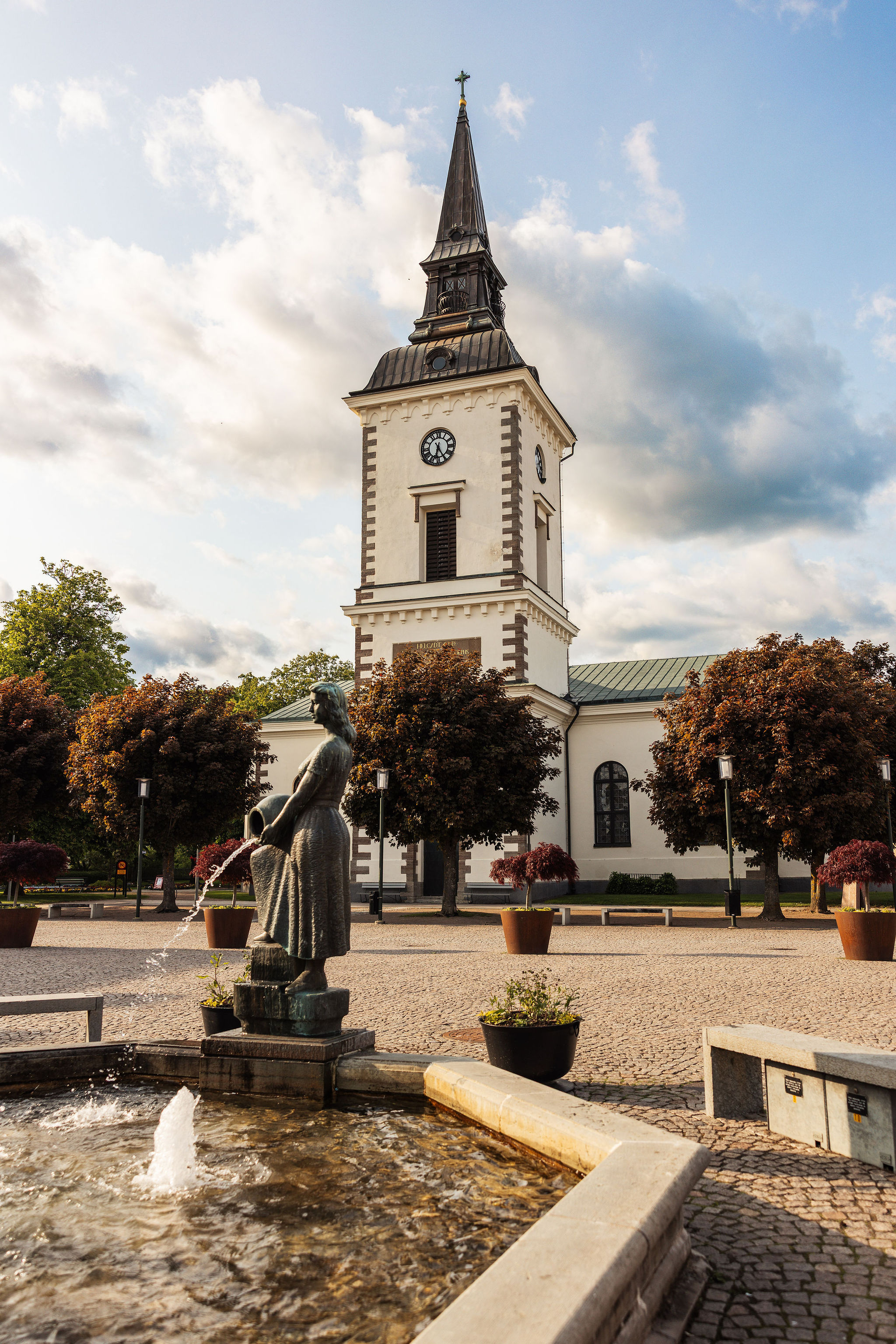 En grupp personer upplever Hjo tillsammans med mat och dryck, fika och shopping