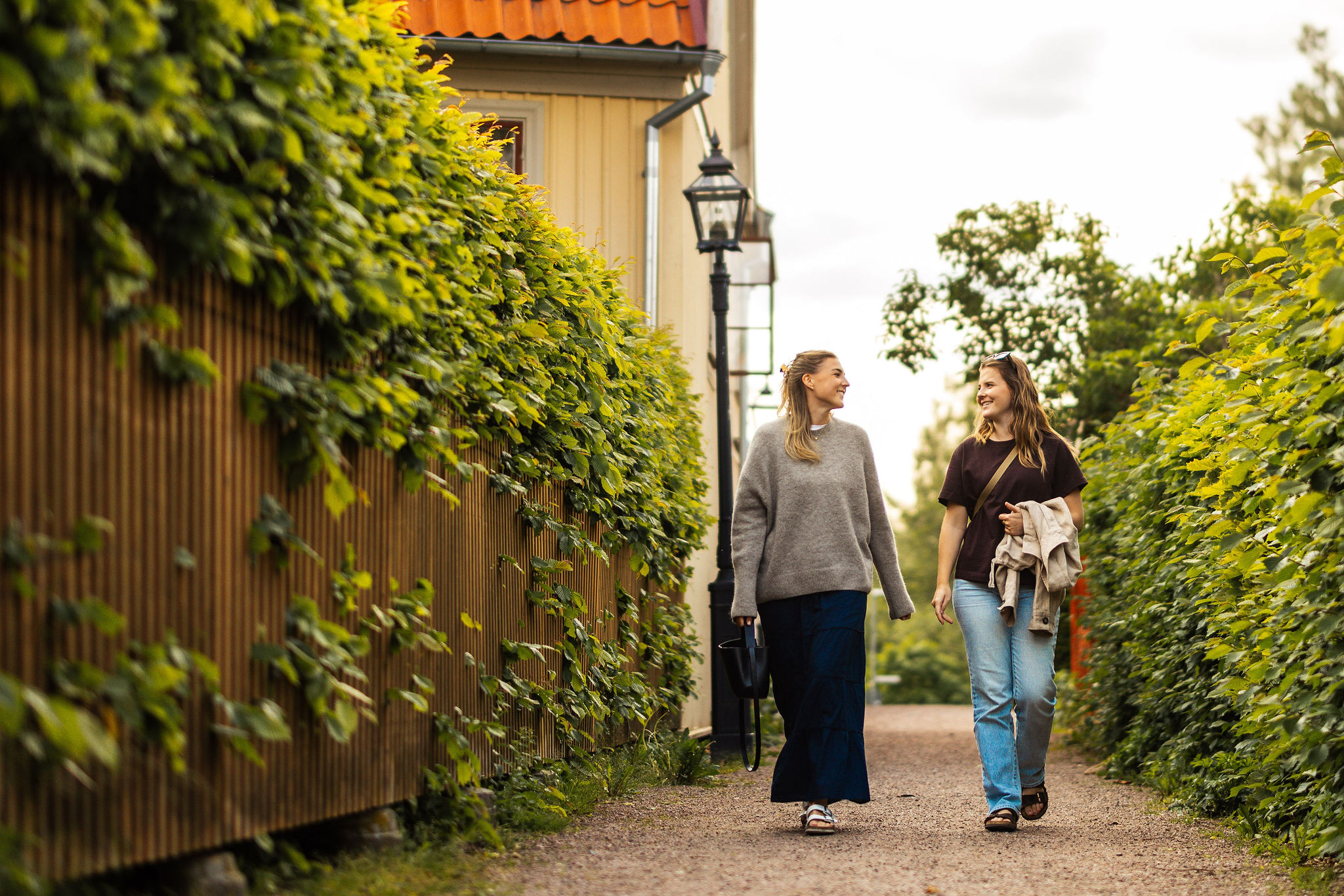 En grupp personer upplever Hjo tillsammans med mat och dryck, fika och shopping
