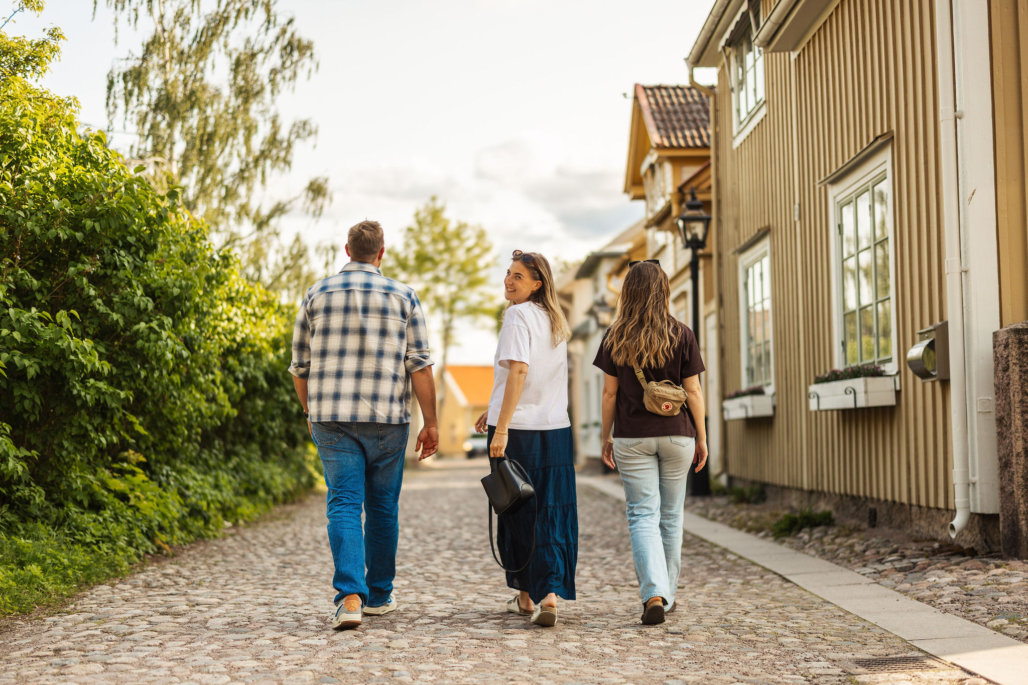 En grupp personer upplever Hjo tillsammans med mat och dryck, fika och shopping