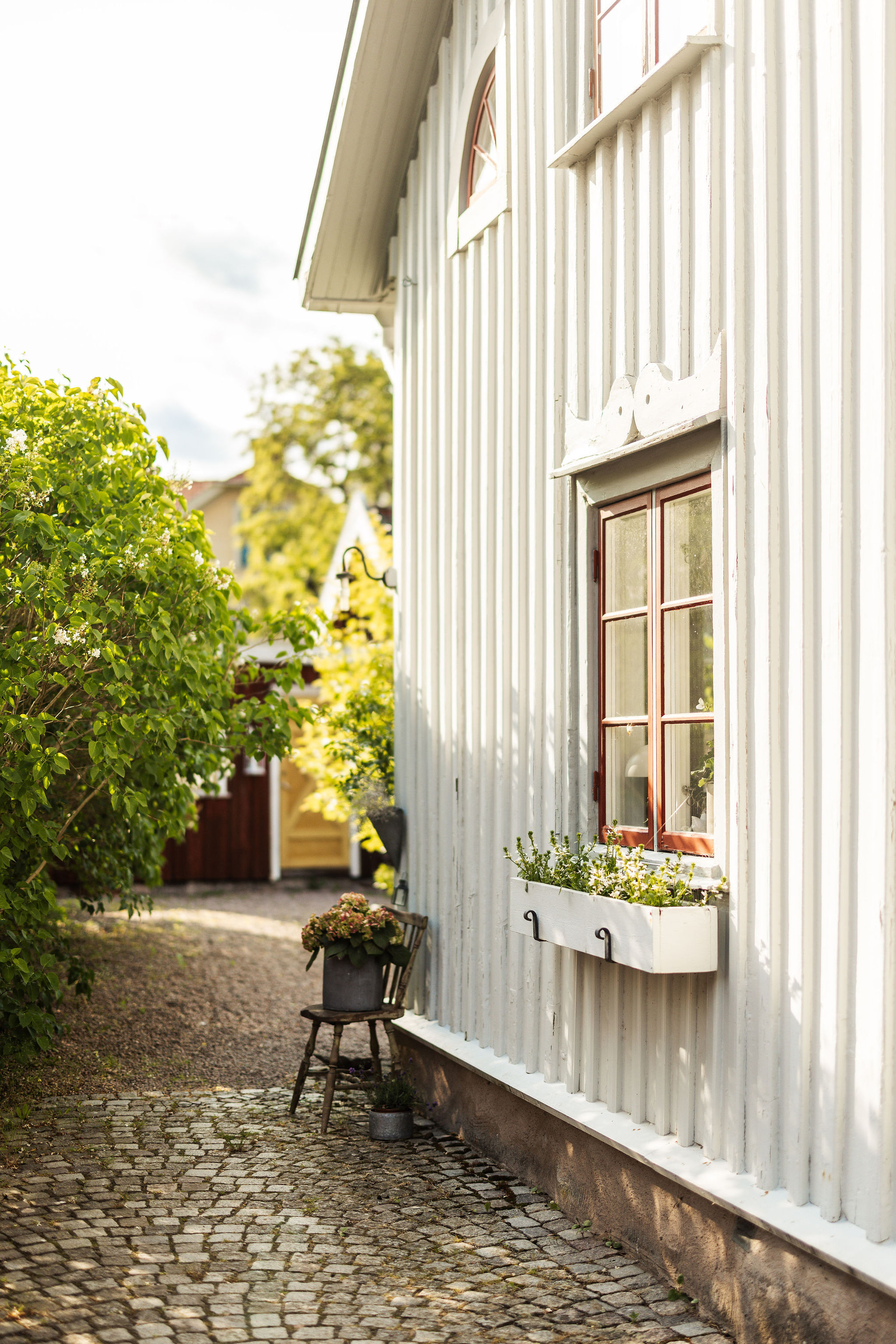 En grupp personer upplever Hjo tillsammans med mat och dryck, fika och shopping