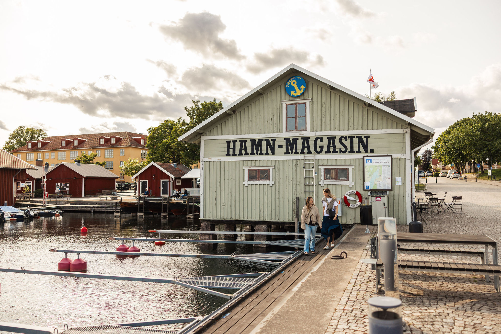 En grupp personer upplever Hjo tillsammans med mat och dryck, fika och shopping