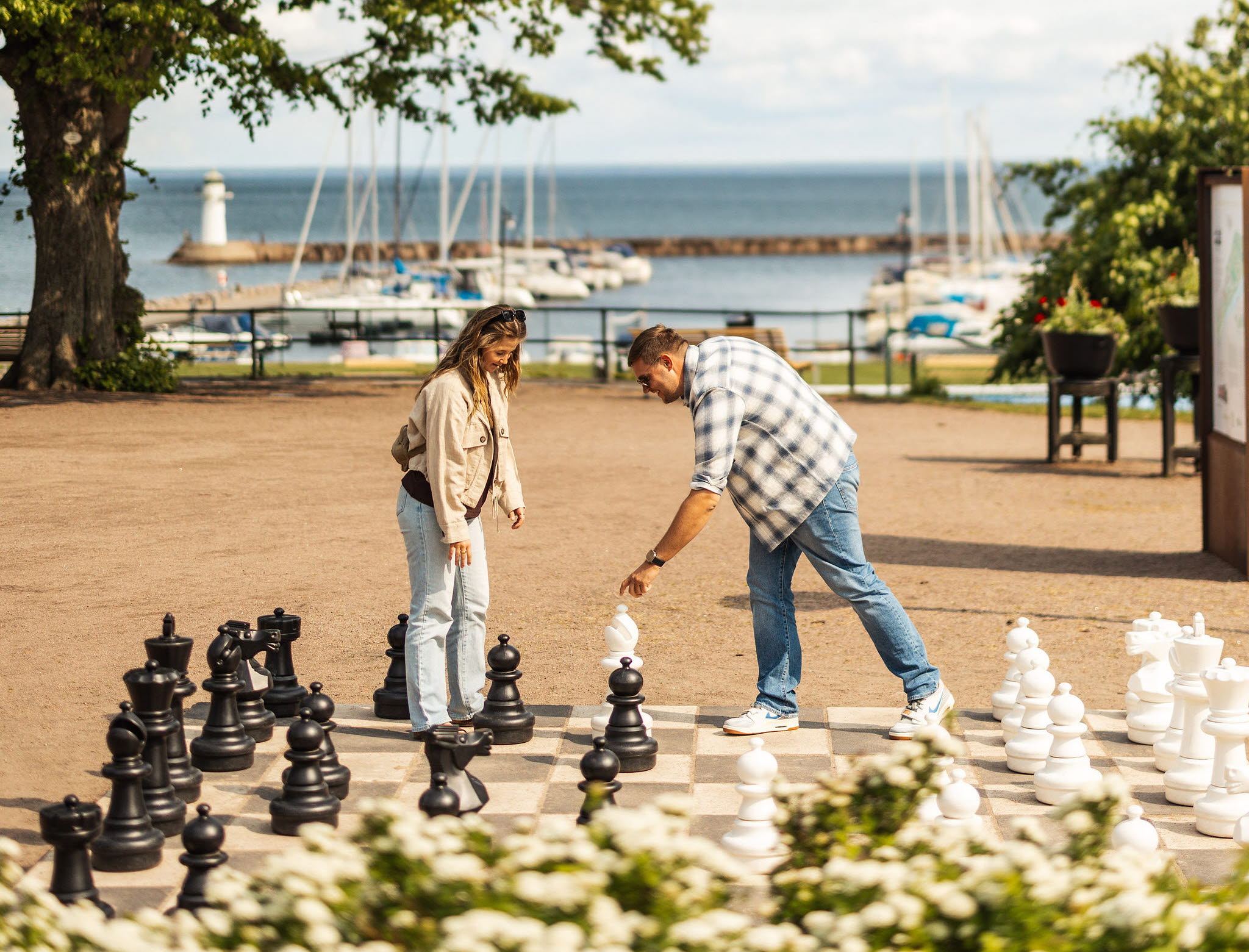 En grupp personer upplever Hjo tillsammans med mat och dryck, fika och shopping