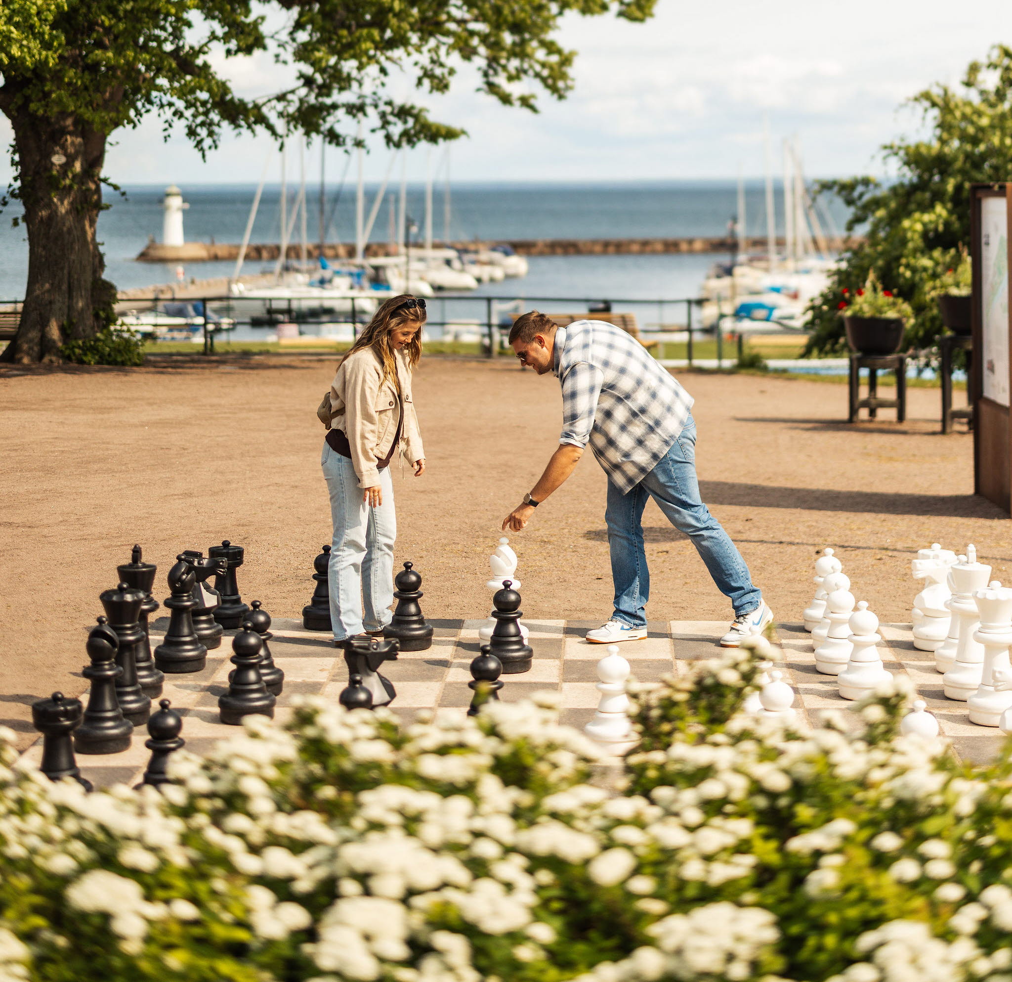 A group of people enjoying Hjo together with food, drinks, coffee and some shopping