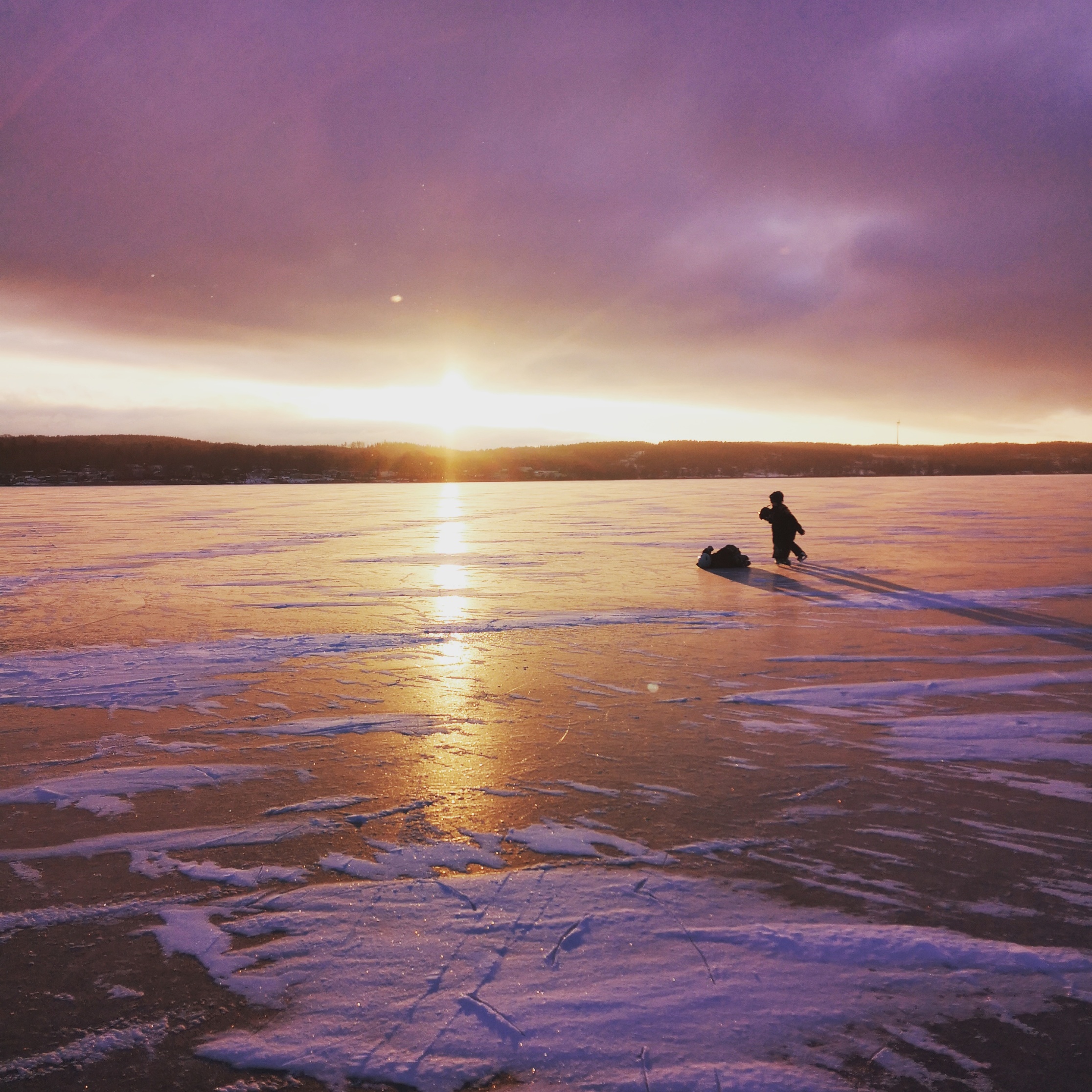 Barn åker skridskor på Mullsjön i Hjo. 