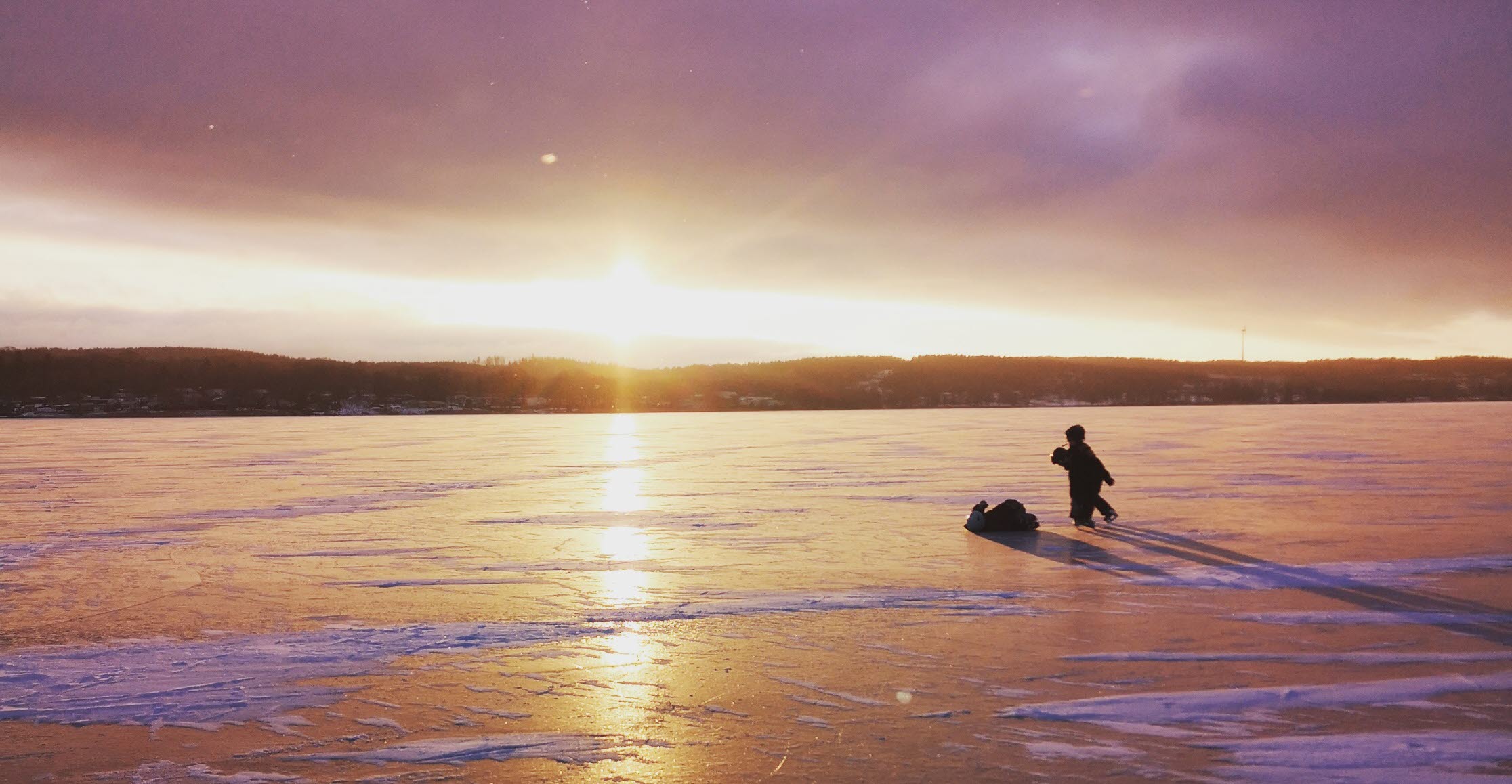 Children ice skating at lake Mullsjön in Hjo. 