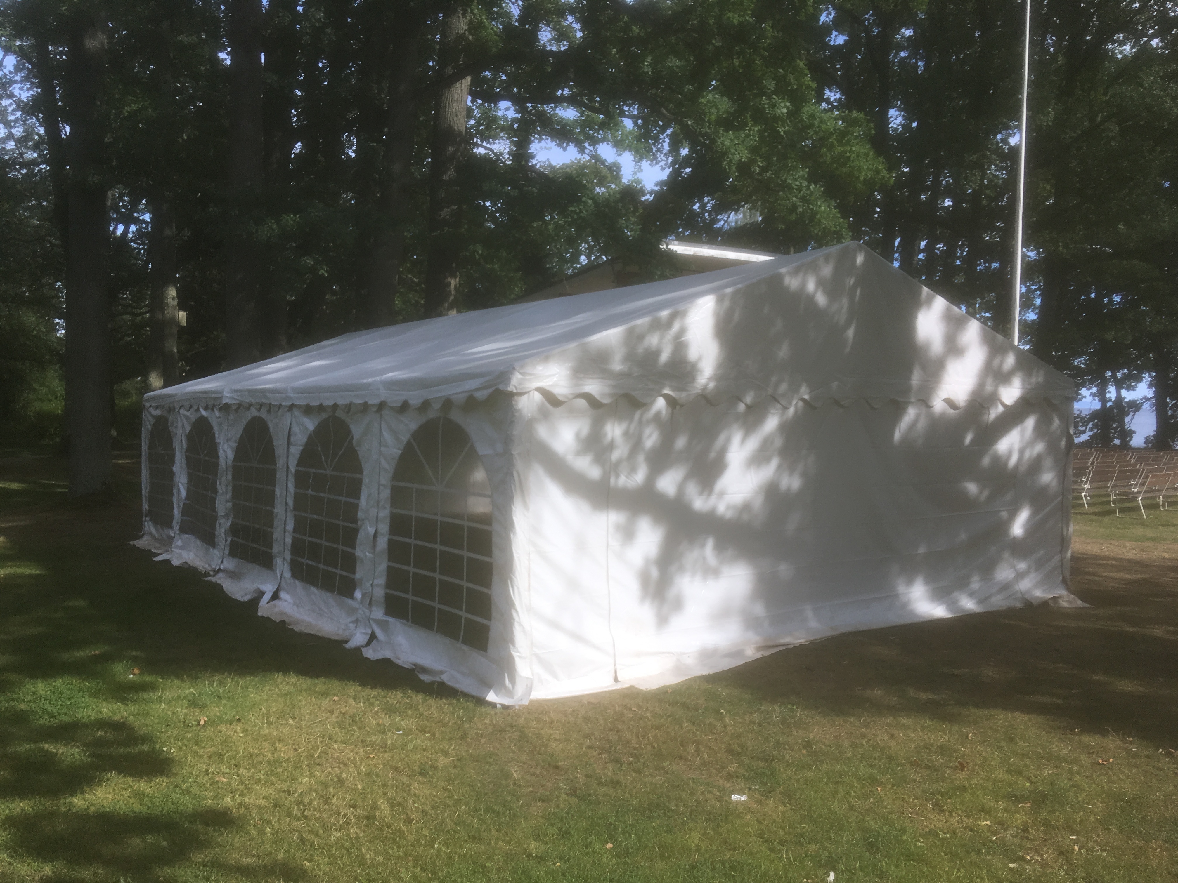 Partytält uppsatt på en gräsmatta.