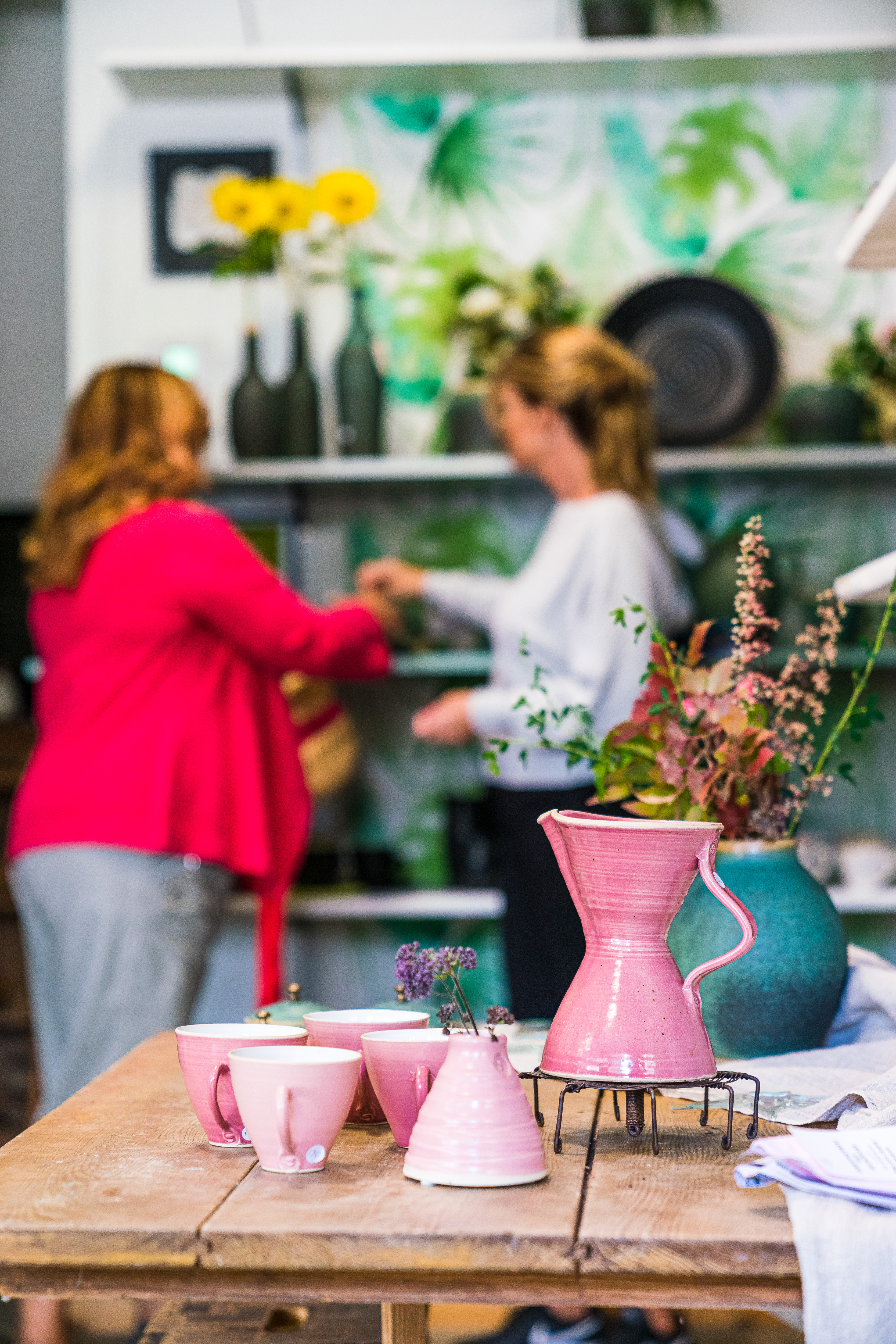 Två kvinnor i en konsthantverksbutik i Hjo. 