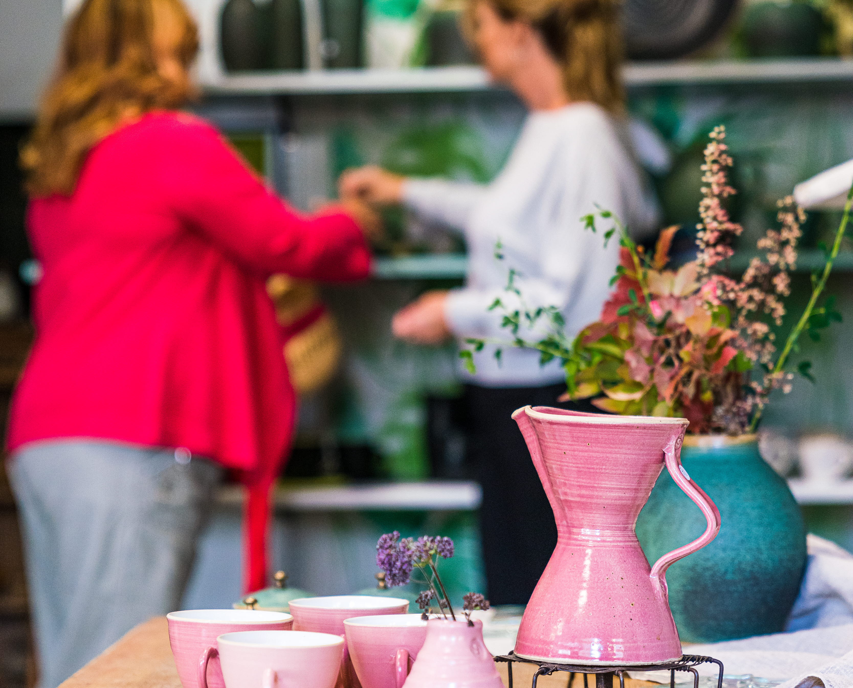 Två kvinnor i en konsthantverksbutik i Hjo. 