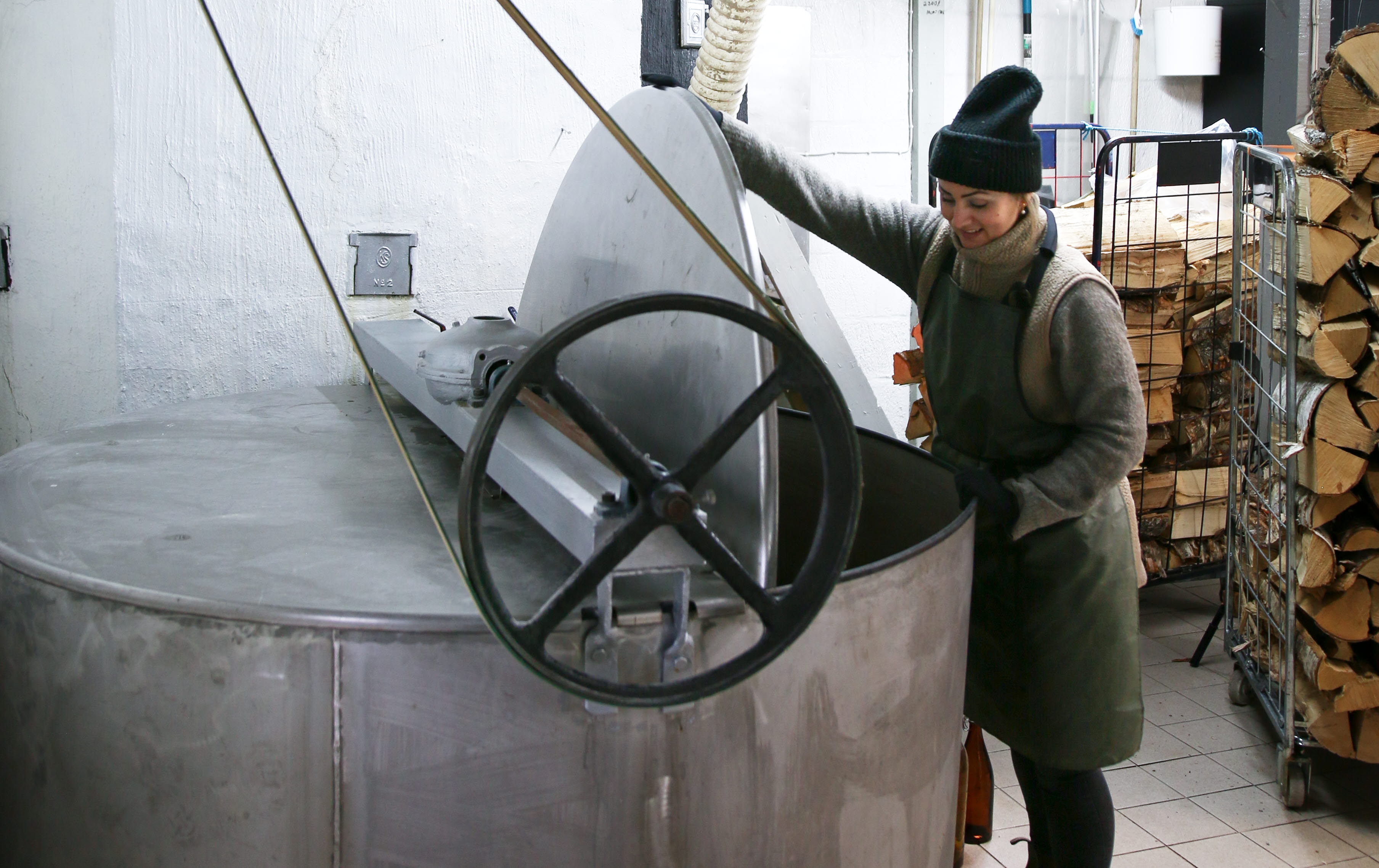 Kvinna i ett bryggeri