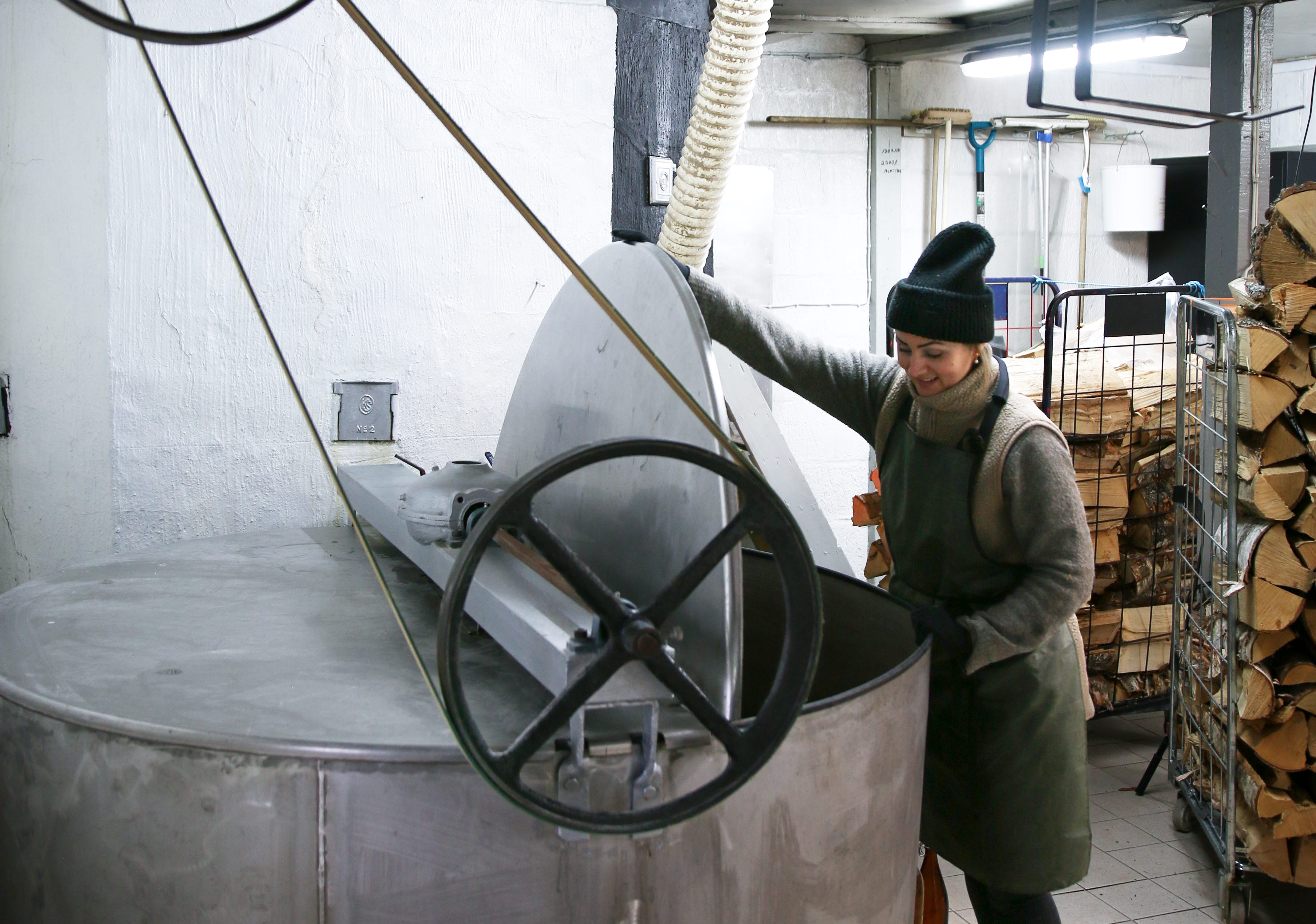 Kvinna i ett bryggeri