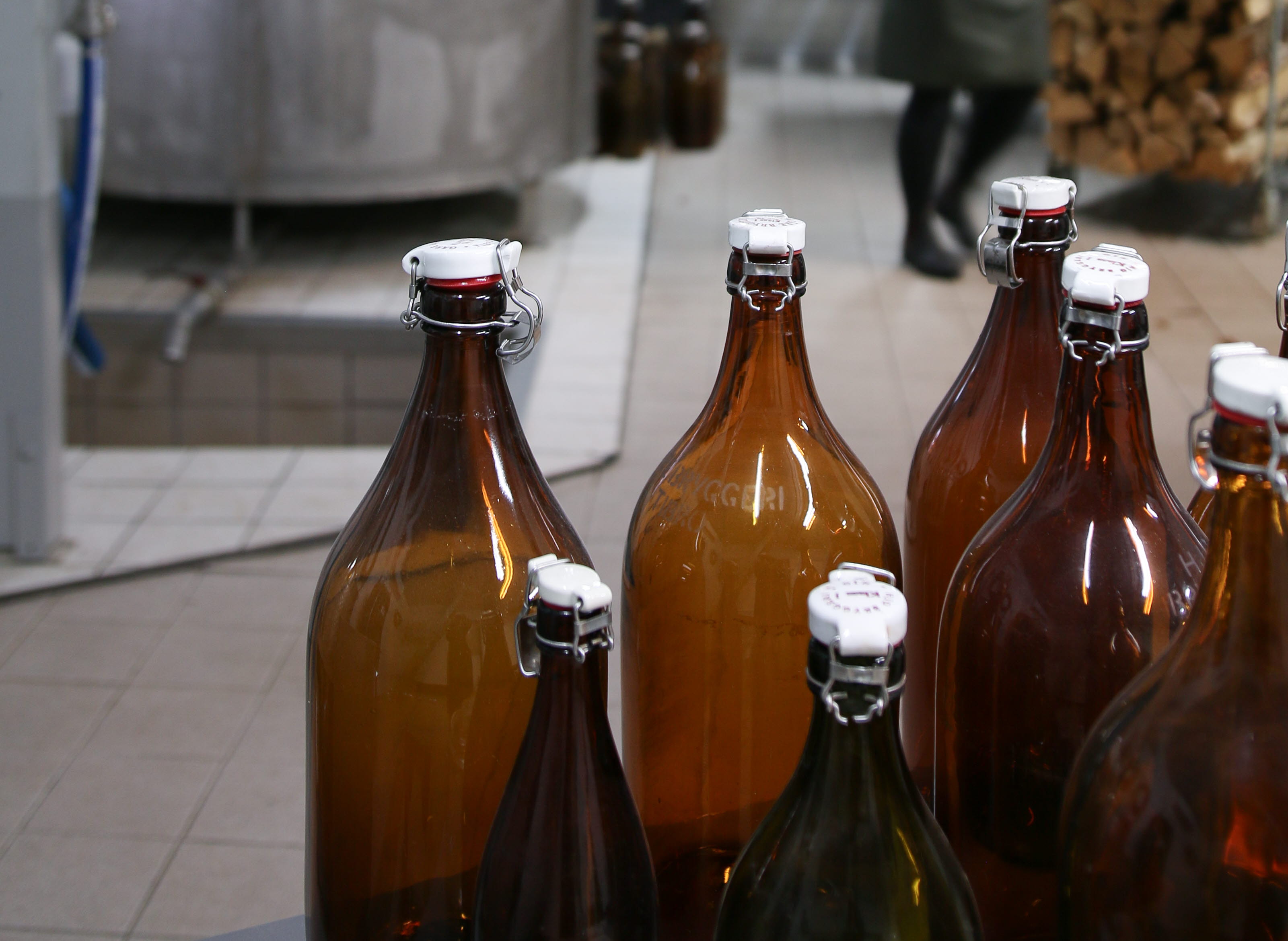 Kvinna i ett bryggeri