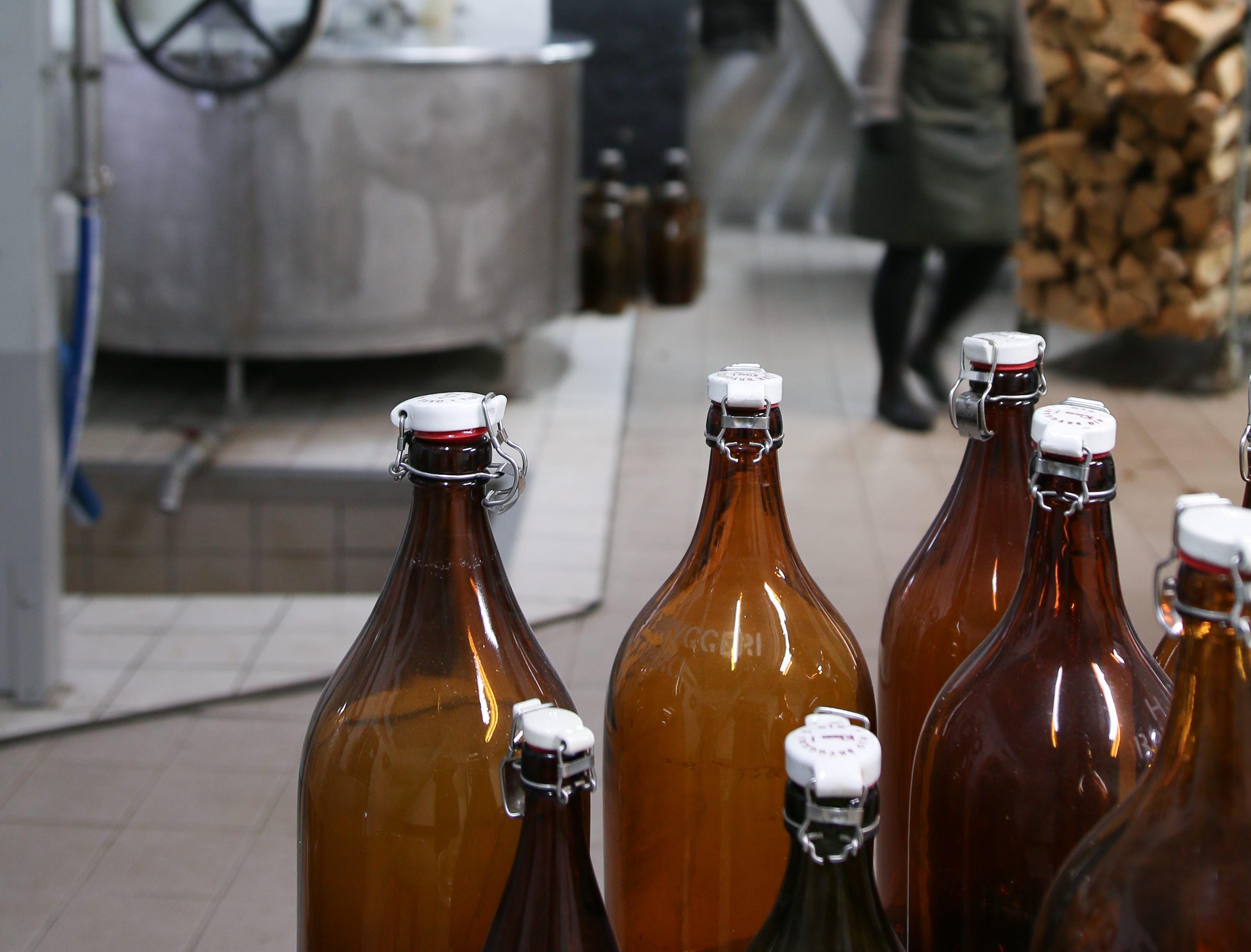 Kvinna i ett bryggeri