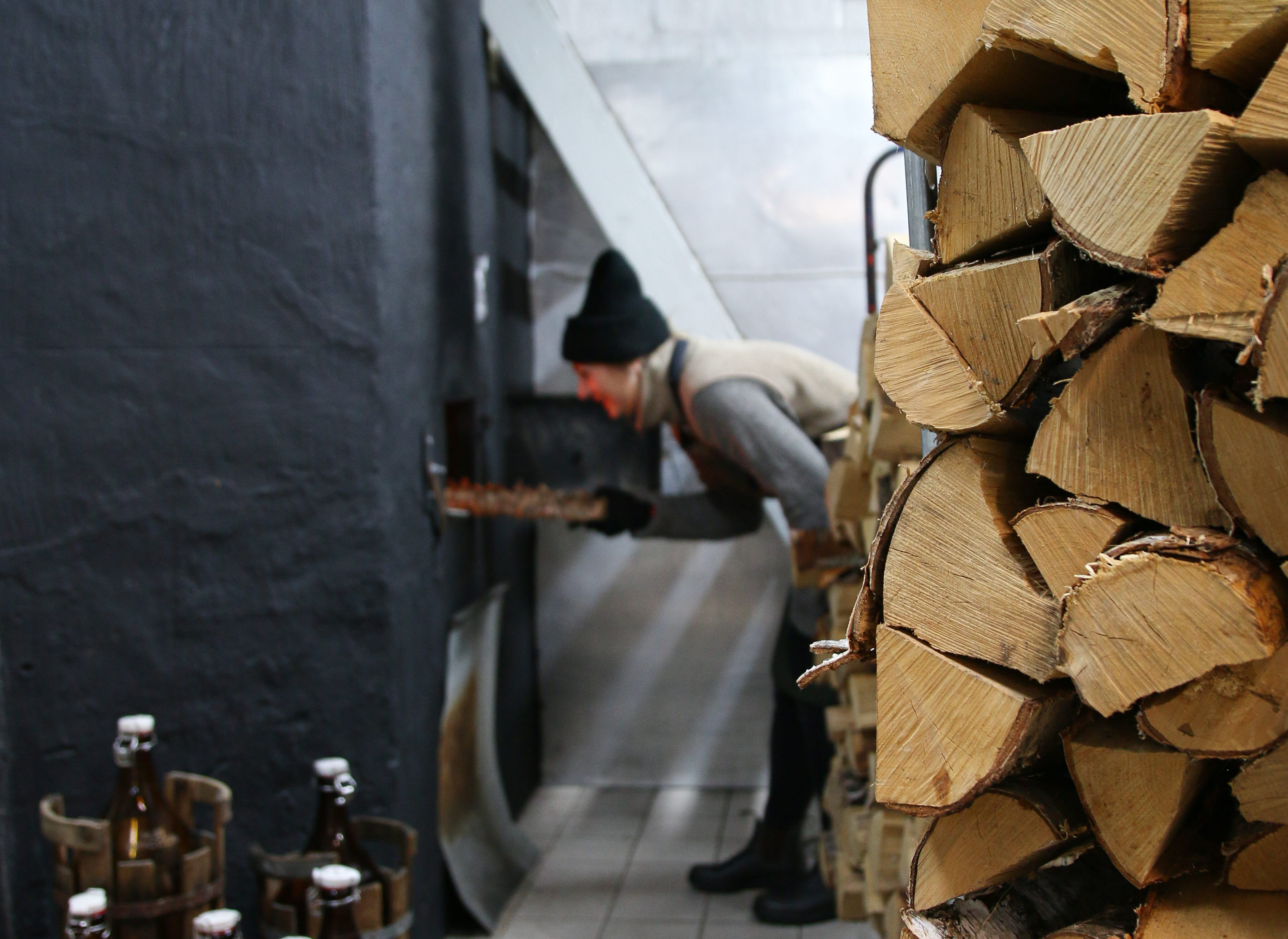 Kvinna i ett bryggeri