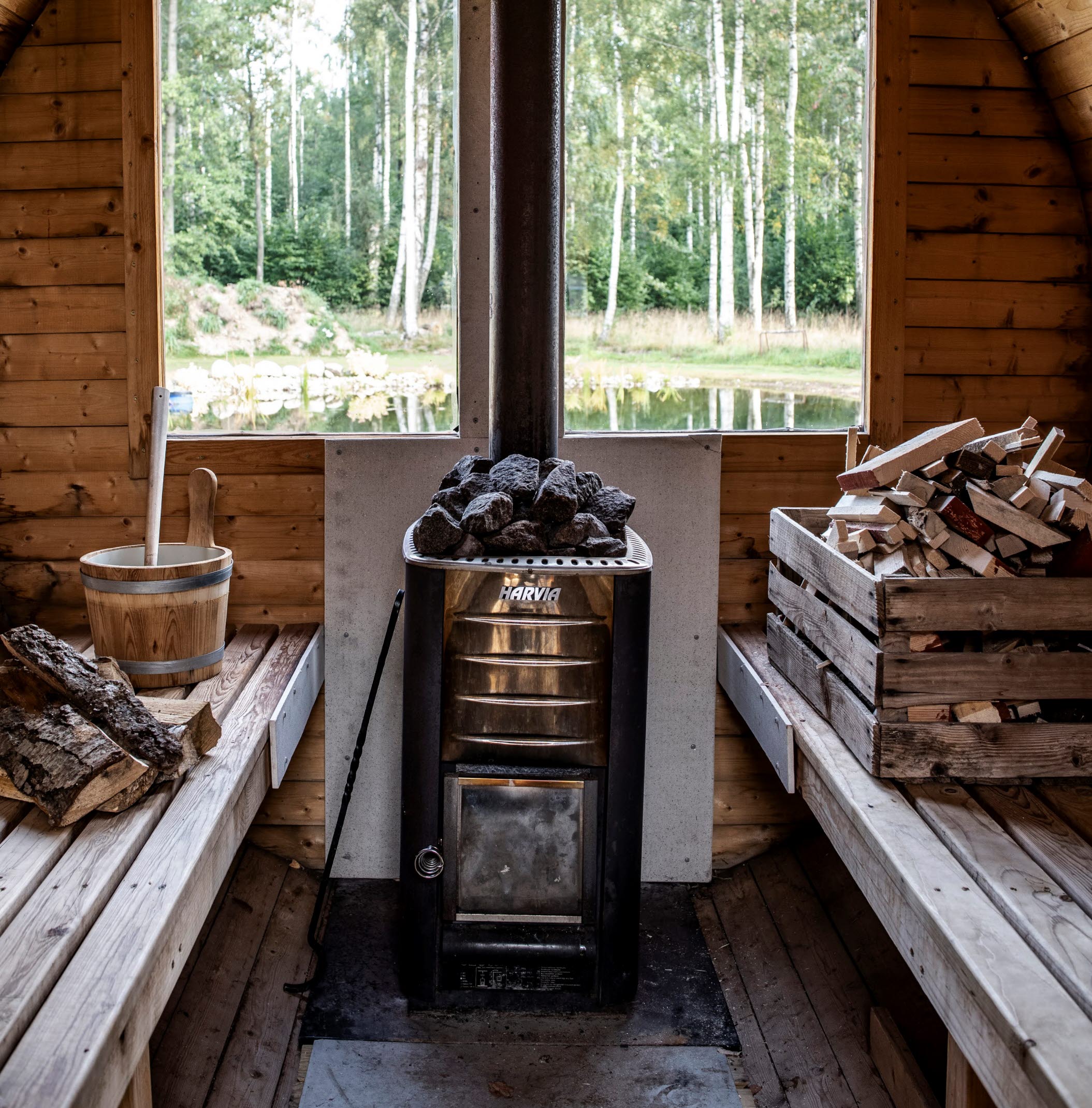 en interiör bild från en bastu, utanför ser man vatten. 