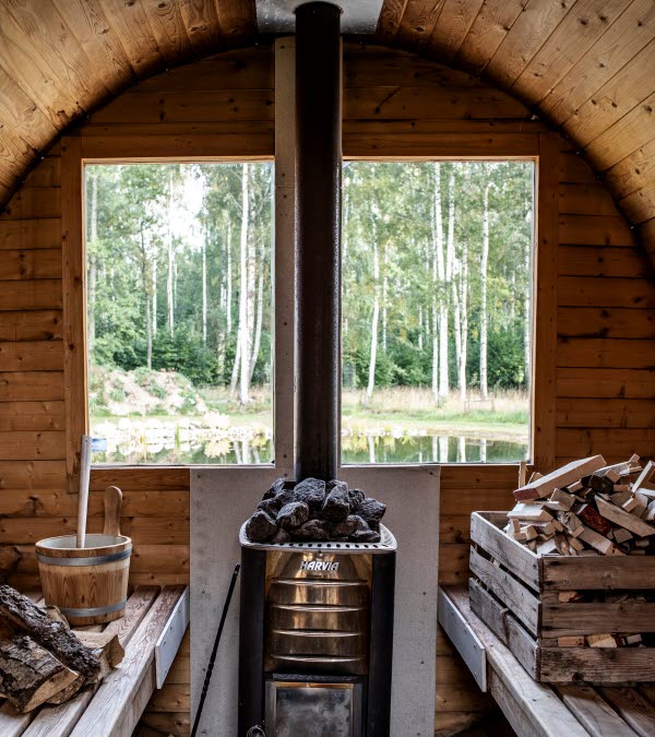 en interiör bild från en bastu, utanför ser man vatten. 