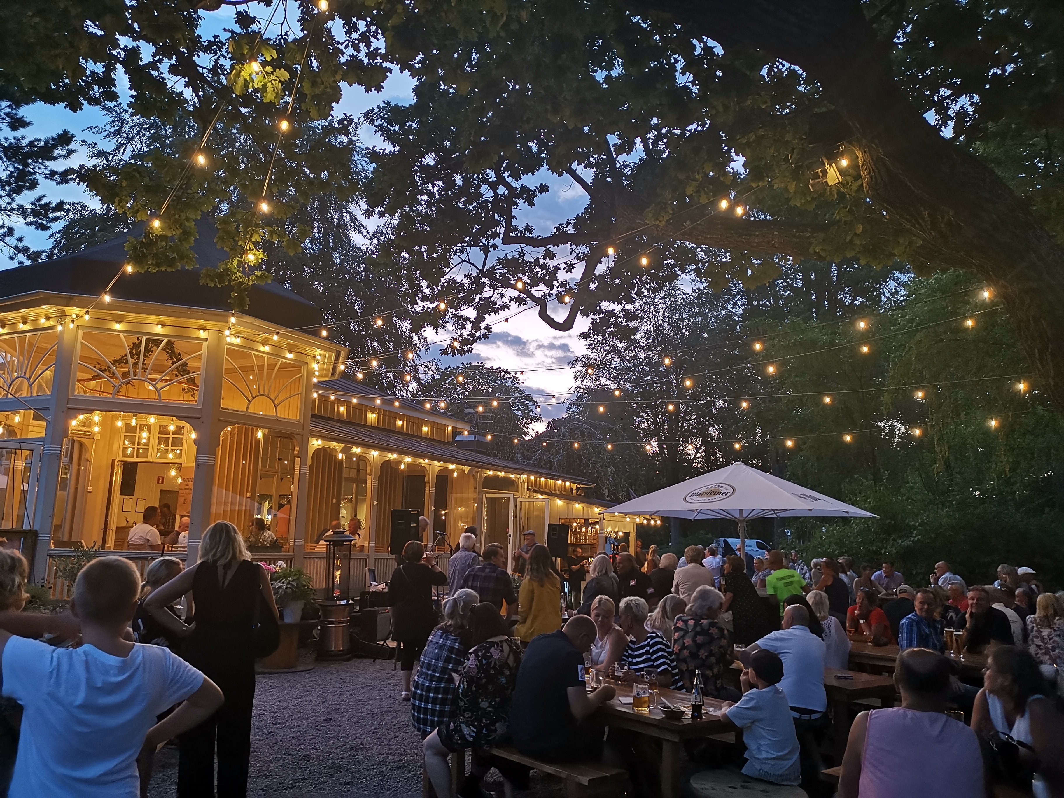 Biergarten Hjos uteservering en fartfylld kväll men mycket människor.