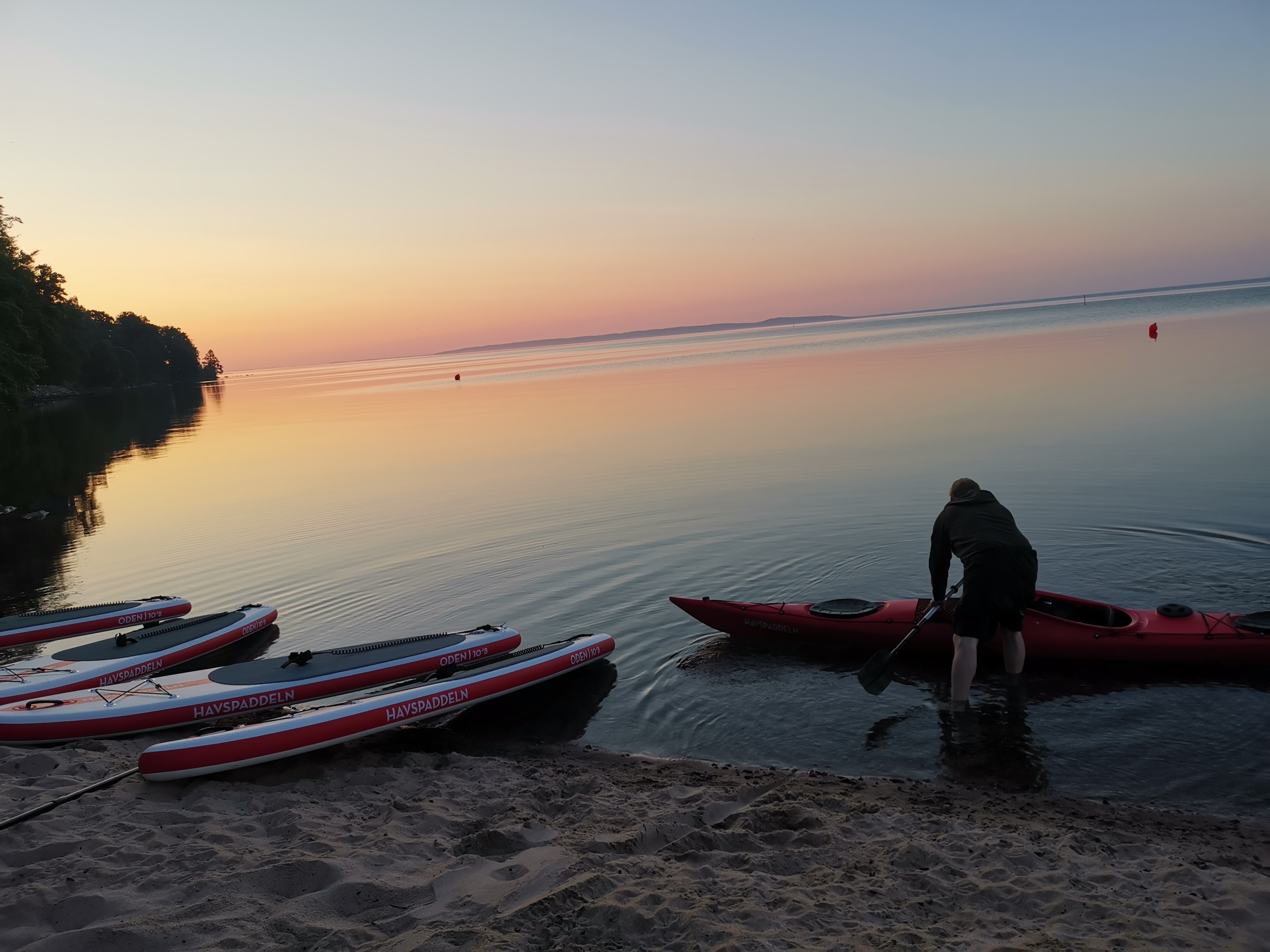 Stand up paddle boards på stranden vid Guldkroksbadet Hjo