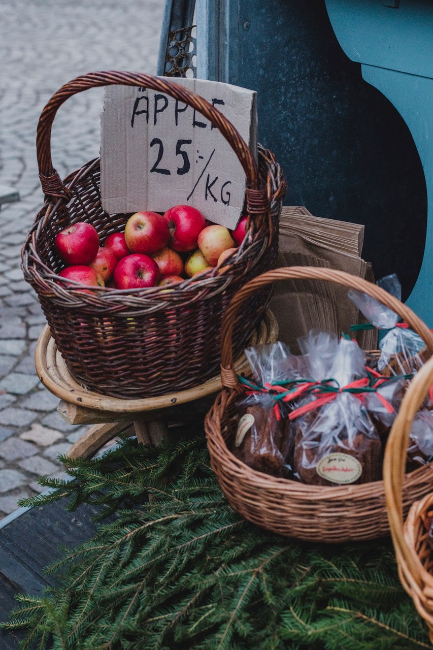 Korgar med äpplen och presentpåsar. 