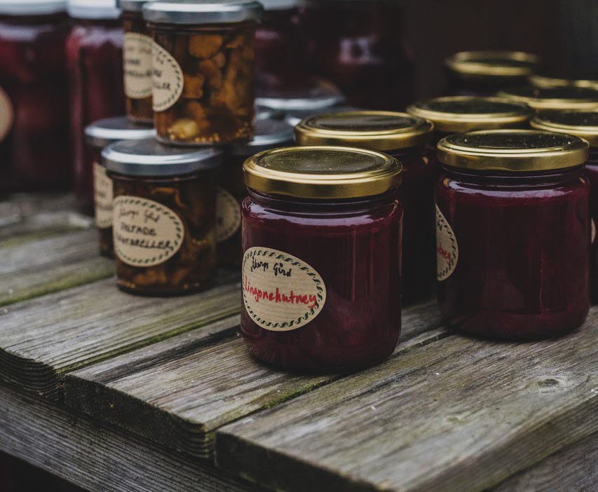Konservburkar med sylt. 