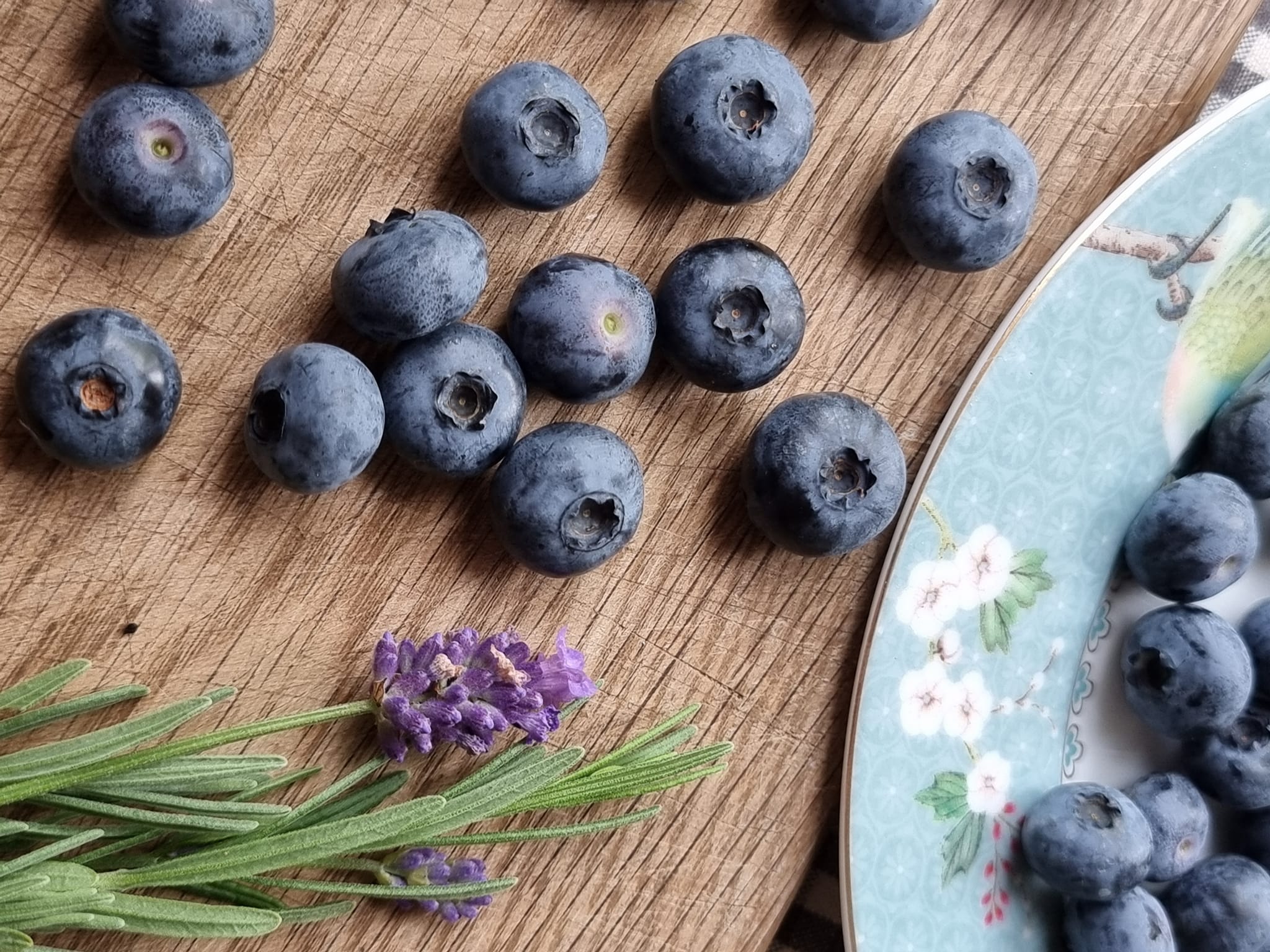 Blåbär på träbord
