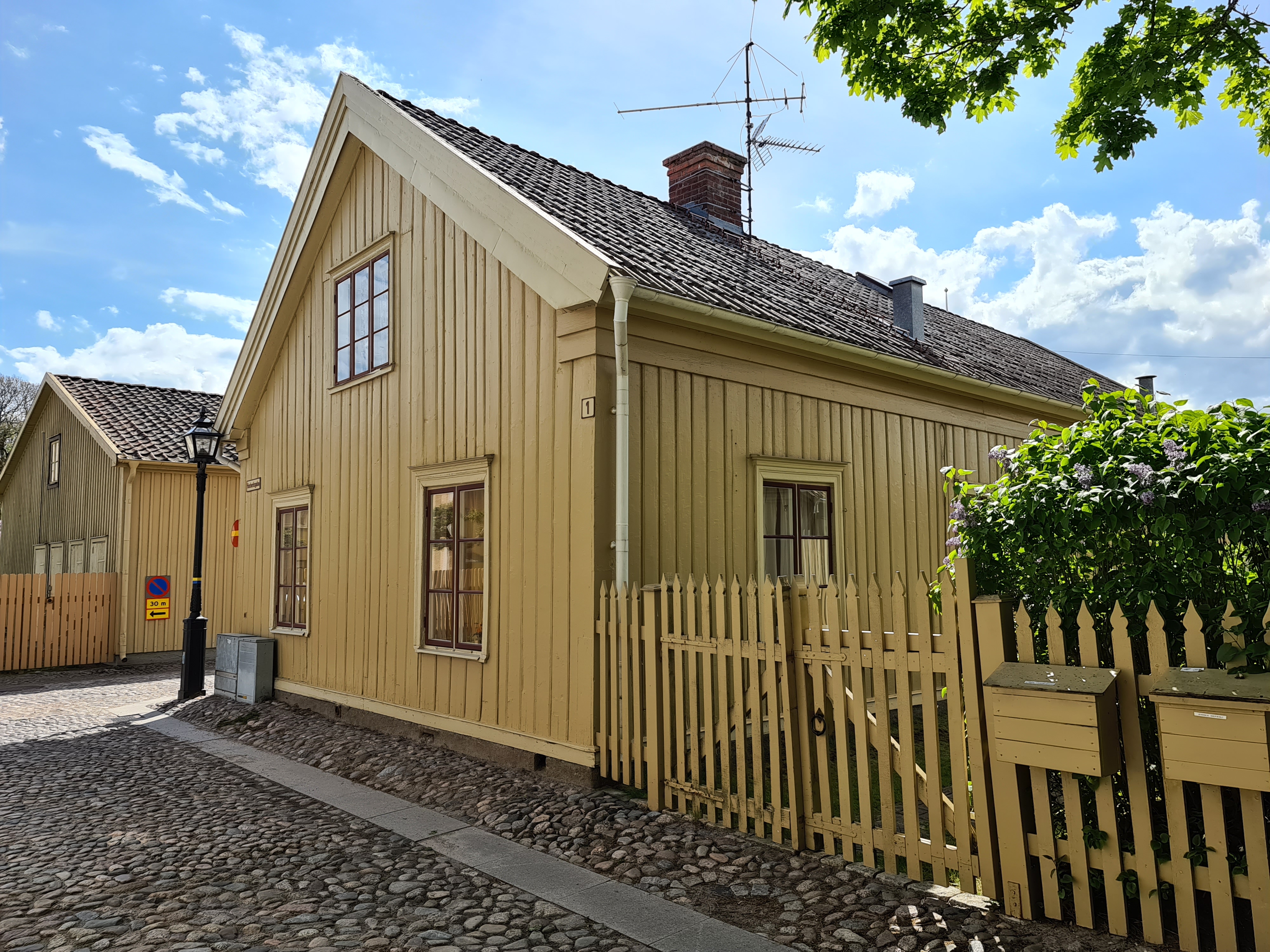 Kakelugnsmakargården  utmed Hantverksgatan, en av de äldre gatorna i Hjo.