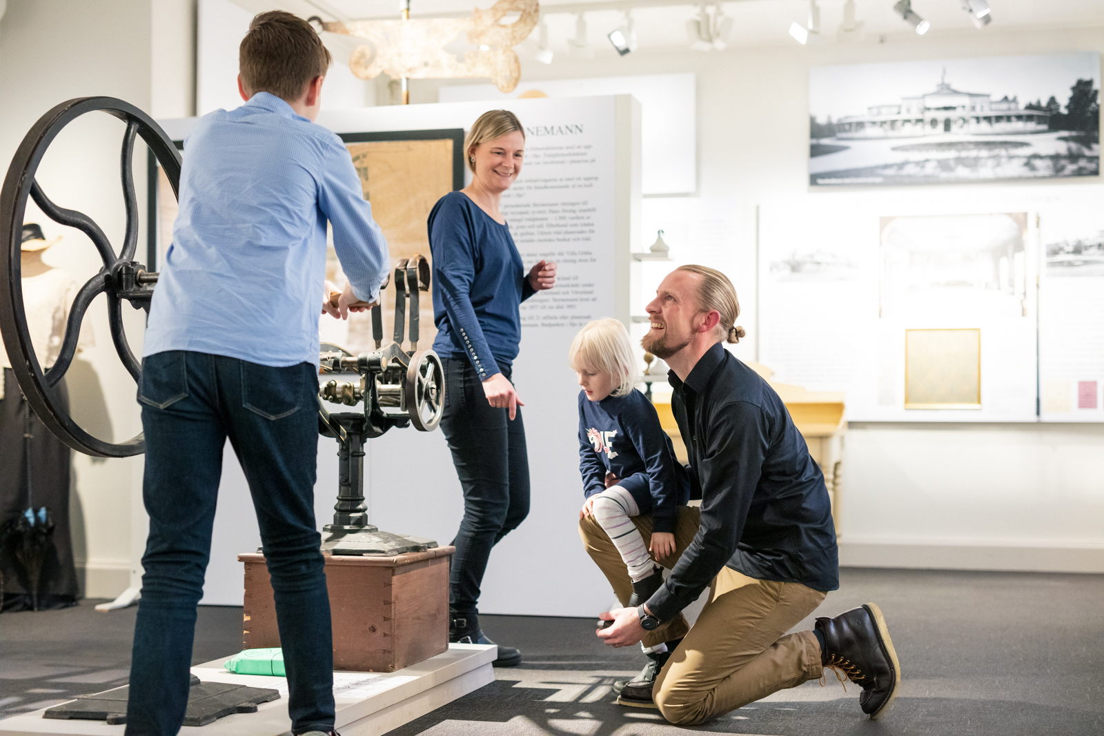 Familj i historisk utställning inne på Kulturkvarteret i Hjo. 