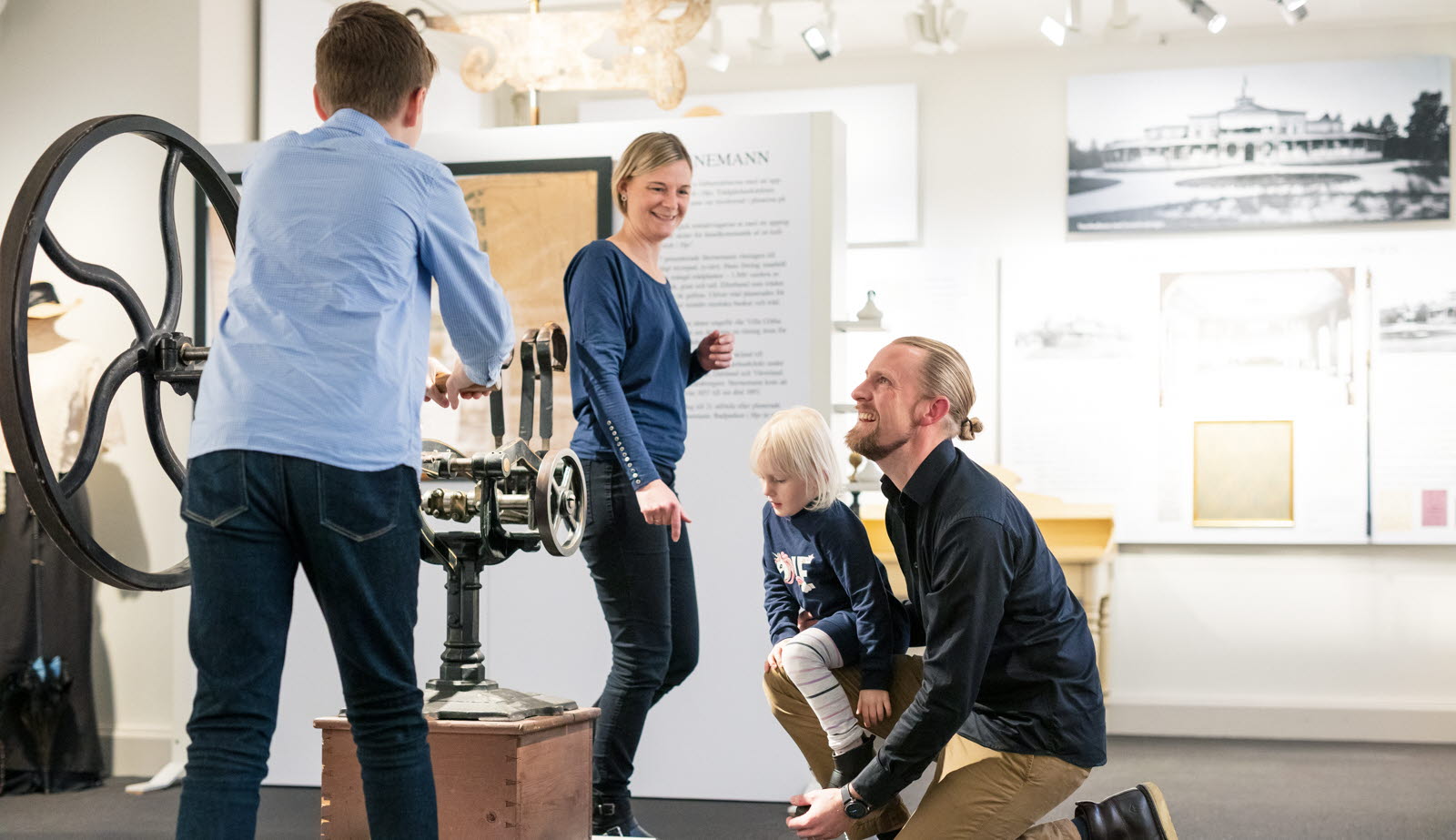 Familj befinner sig i en av utställningslokalerna på Kulturkvarteret.