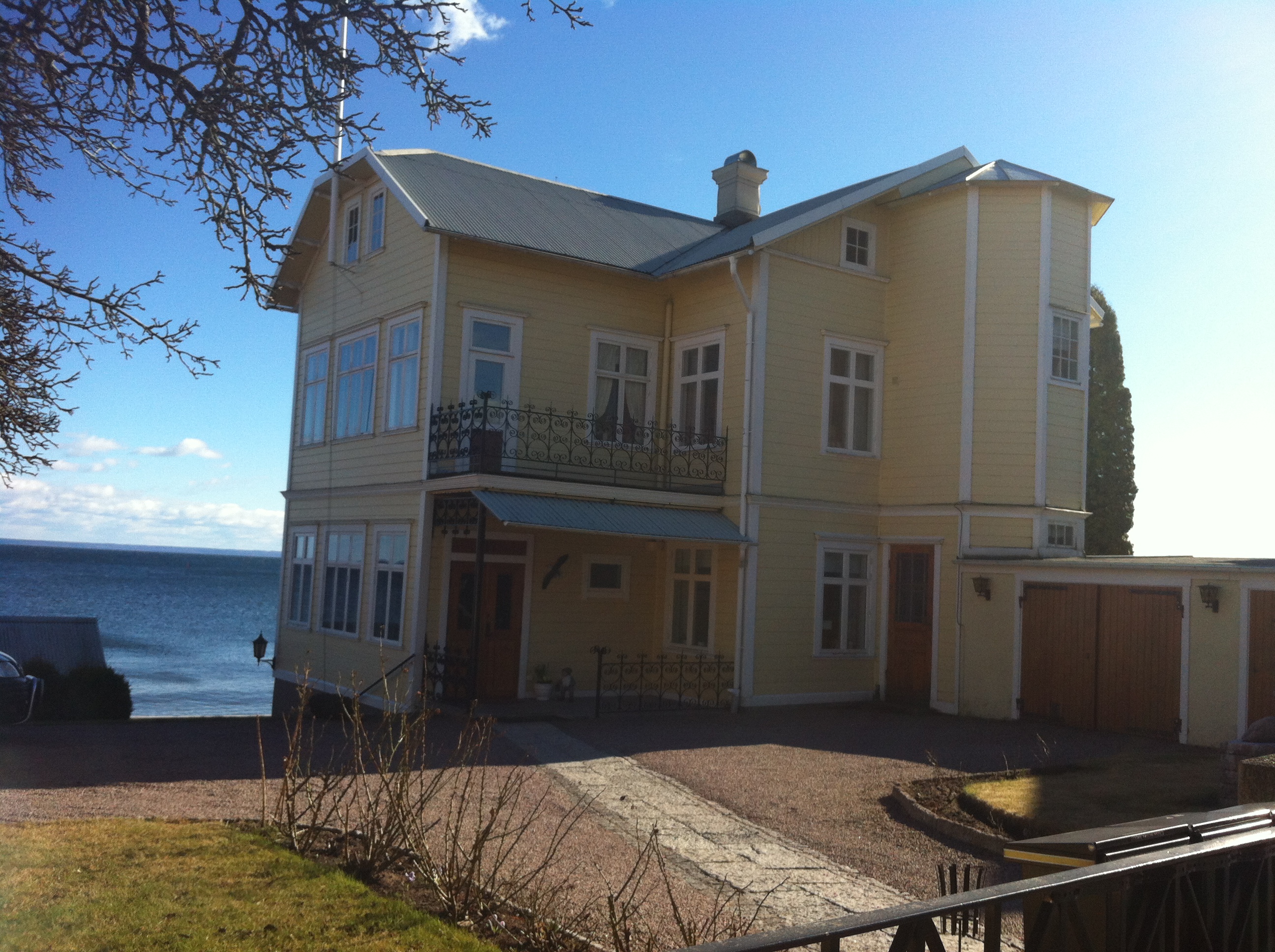 Charmig central lägenhet vid Vätterns strand 