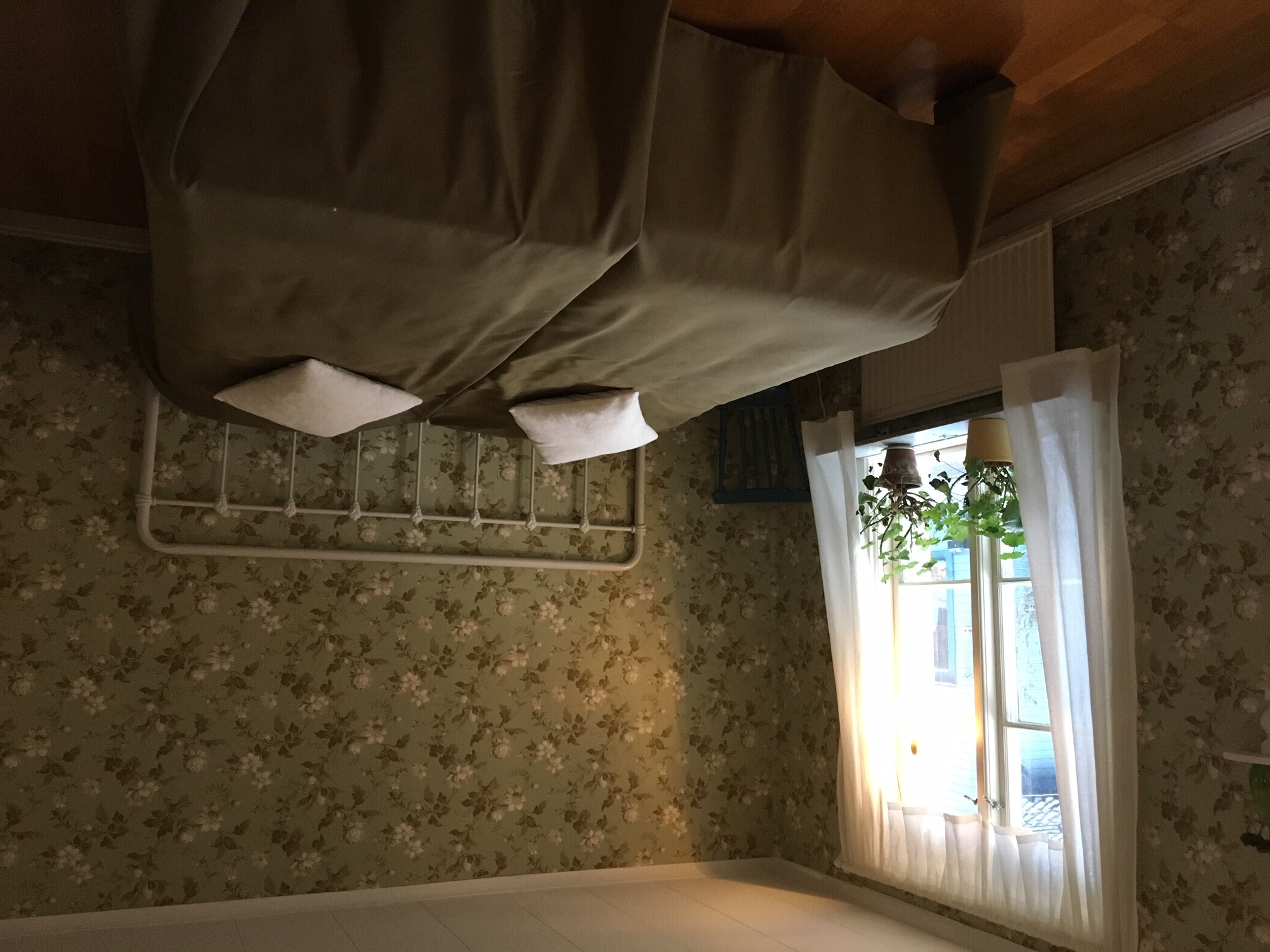 Ett sovrum så går i gröna färger.