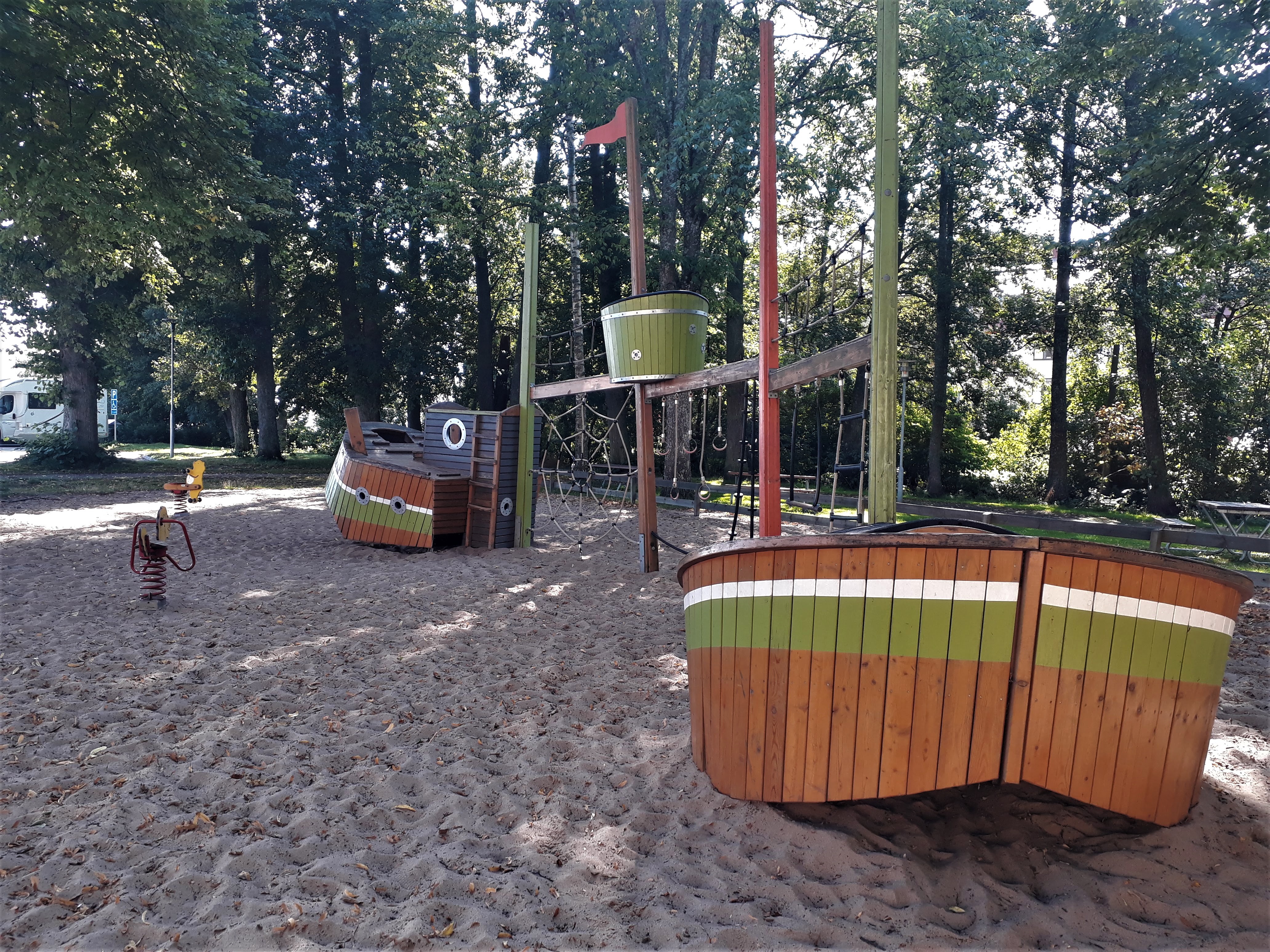 Lekplatsen Strömparterren i Hjo. Föreställer ett skepp som går att klättra på.