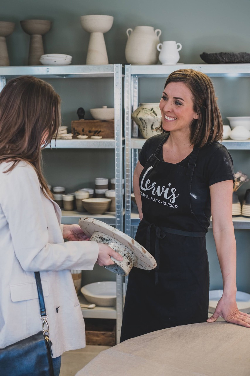 Kvinna i en keramikbutik 