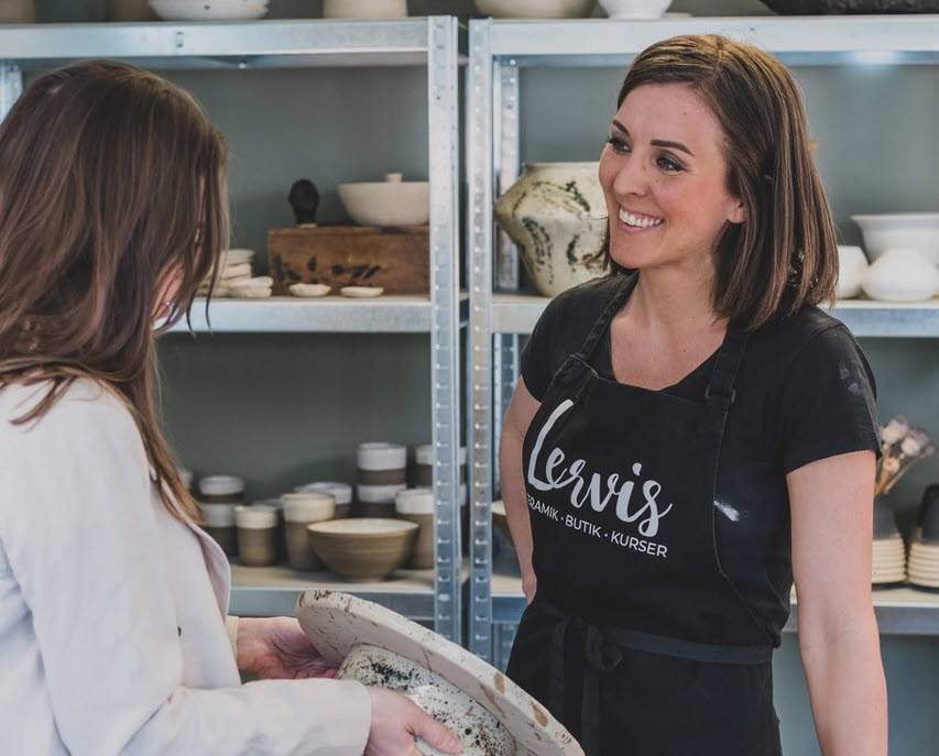 Kvinna i en keramikbutik 