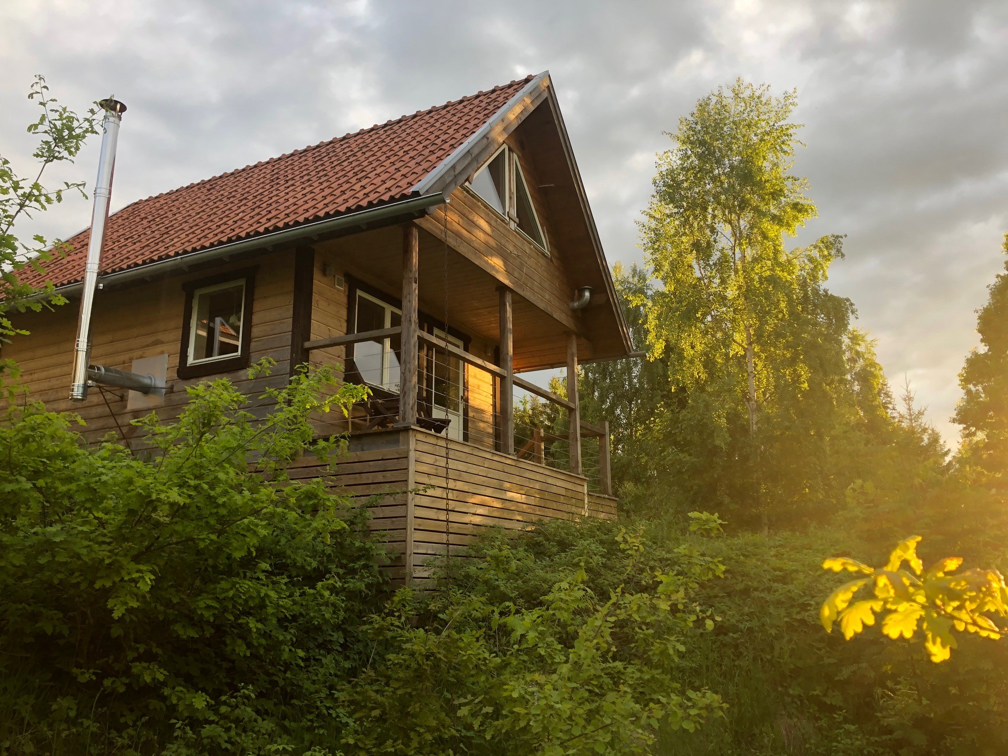 Stuga med sjöutsikt i skogig miljö