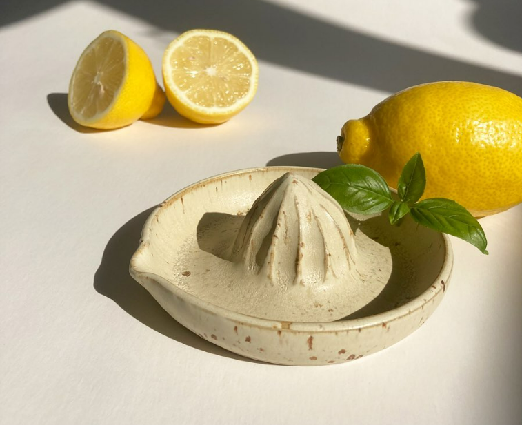 Handgjort citronfat i beiga toner.