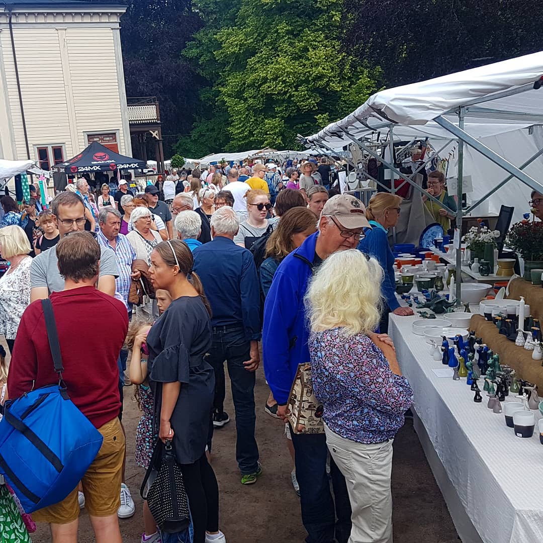 Bild från slöjdmässan med stor mängd människor framför societetshuset i Hjo