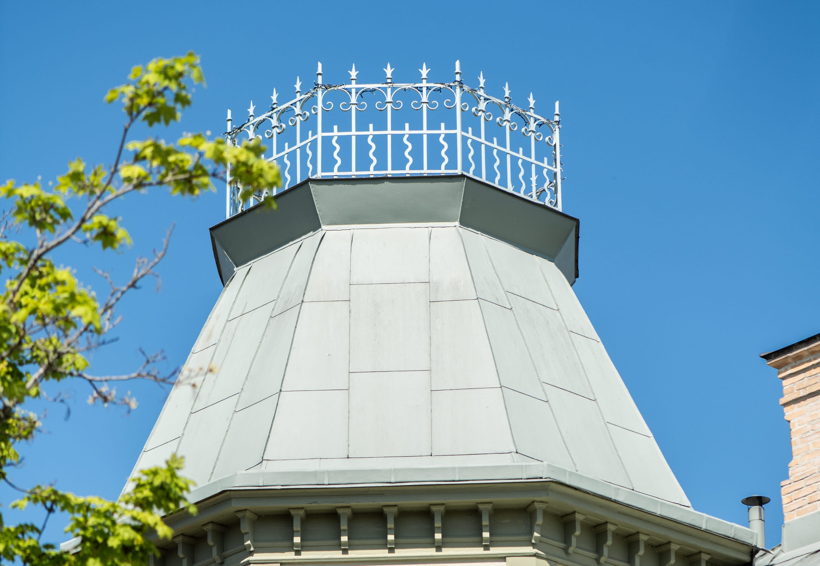Ett torn på ett gammalt hus i trä, detljbild