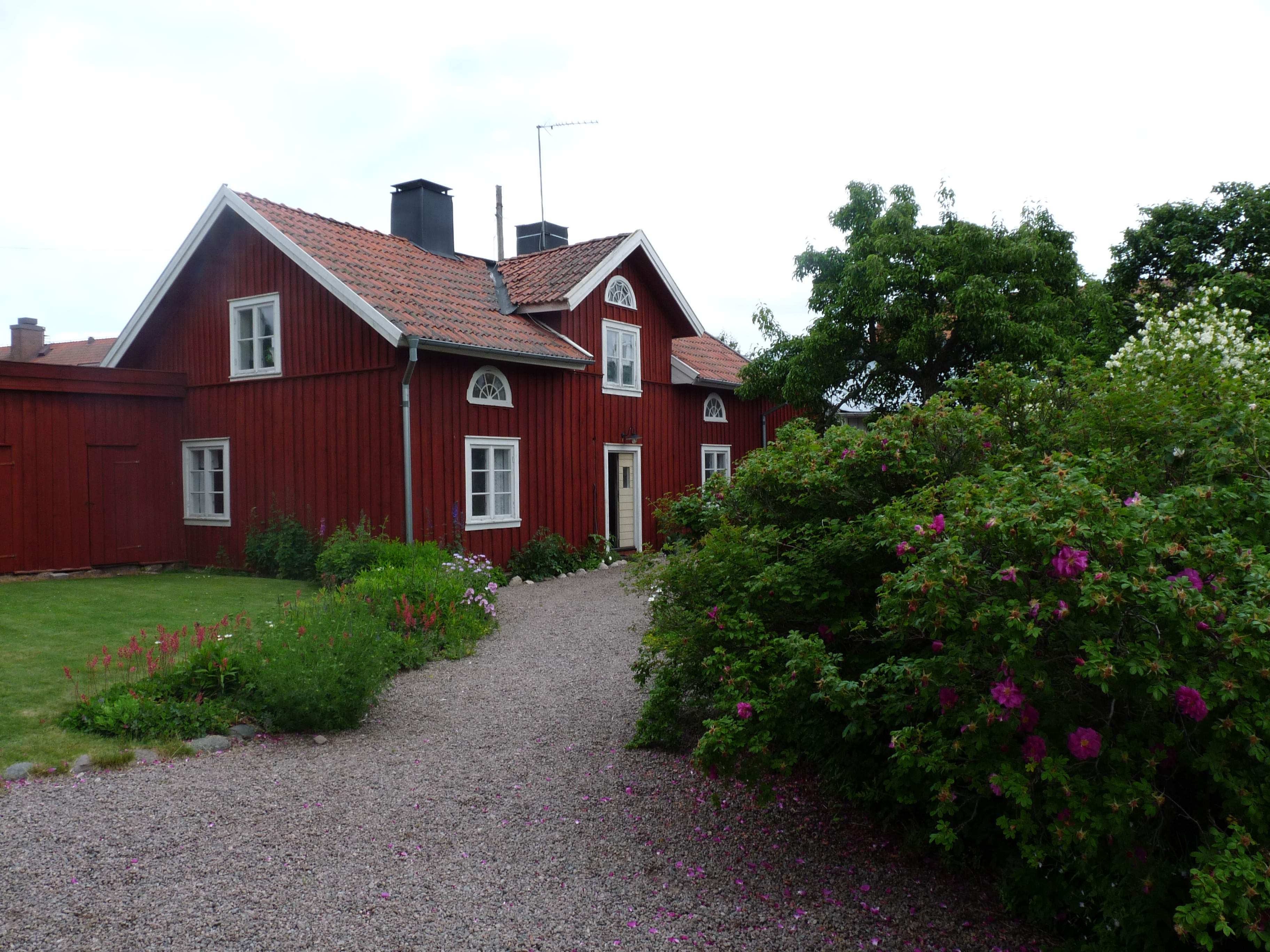 Charmigt centralt boende i flerlägenhetshus från 1800-talet