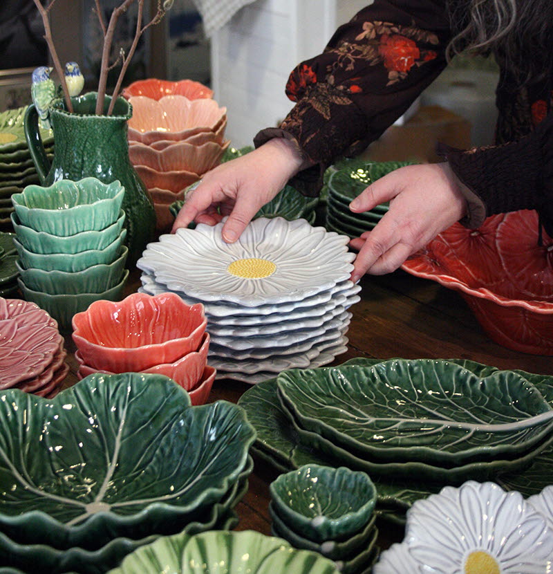 Marie organiserar porslin format som blommor och växter