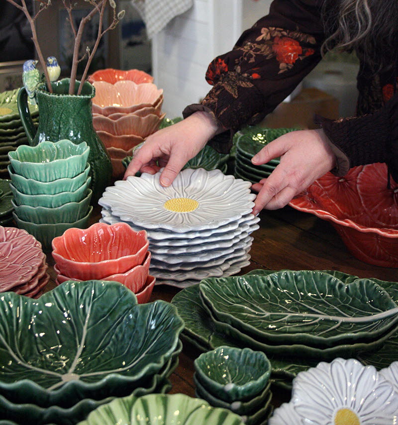 Marie organiserar porslin format som blommor och växter