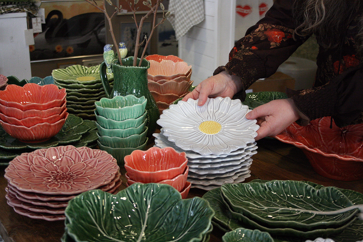 Marie organiserar porslin format som blommor och växter