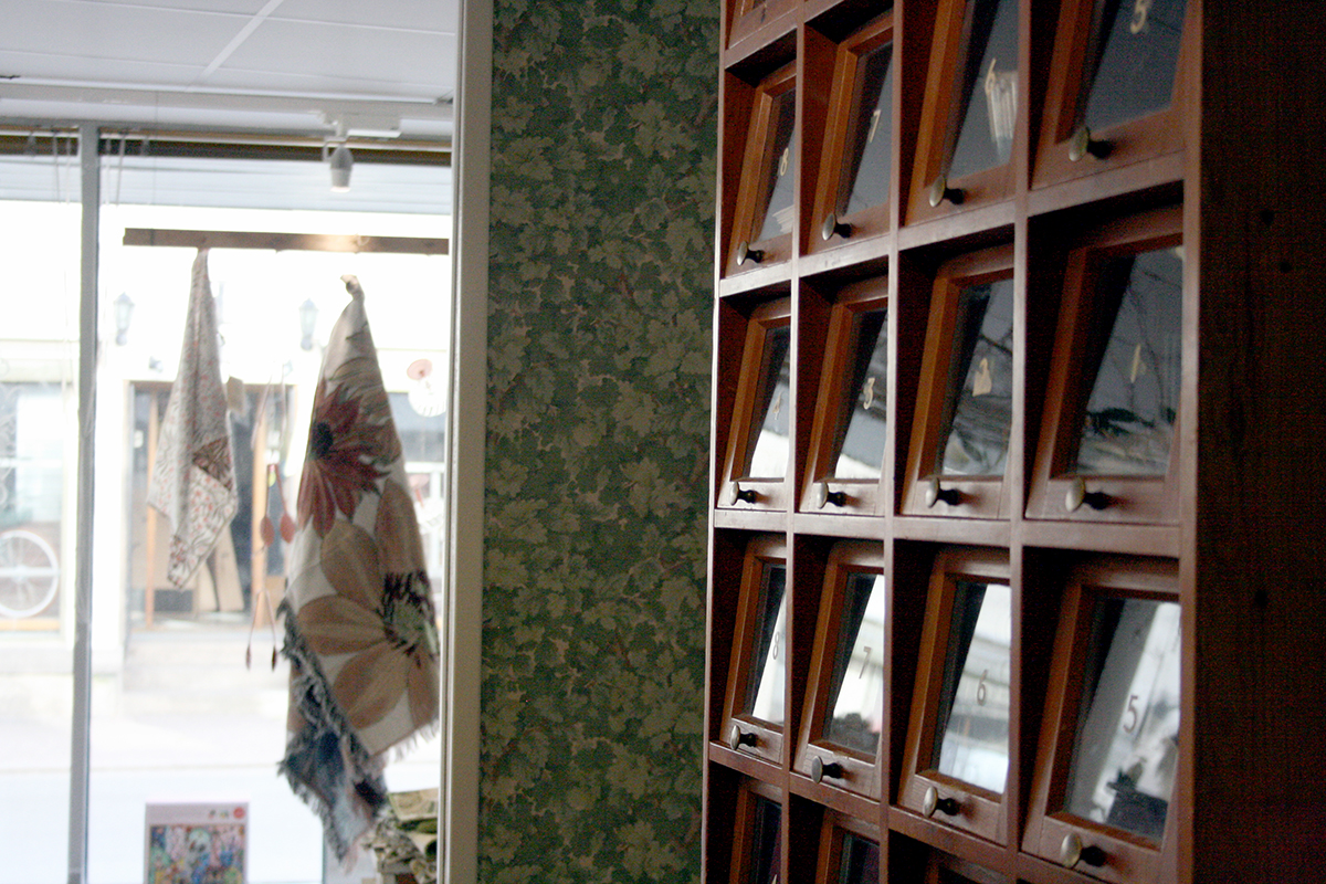 En posthylla som sitter bakom disken hos Vita Ranunkler