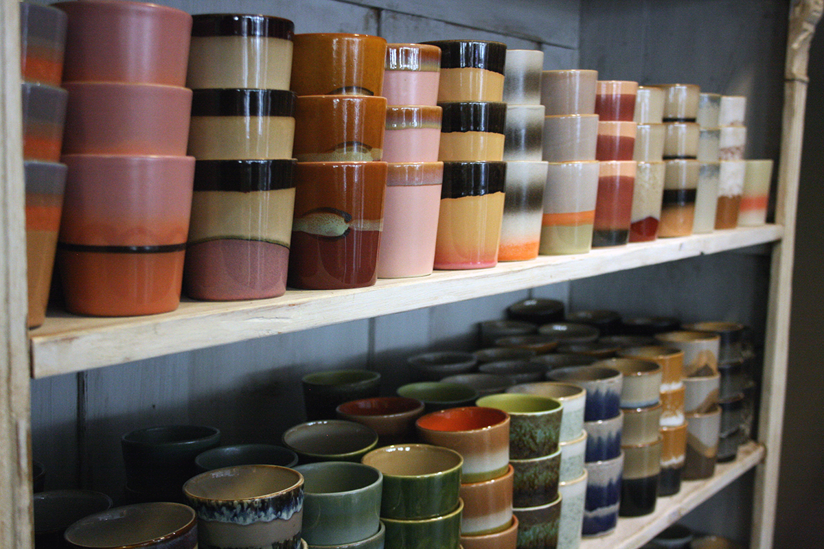 Detaljbild av hylla med keramikmuggar